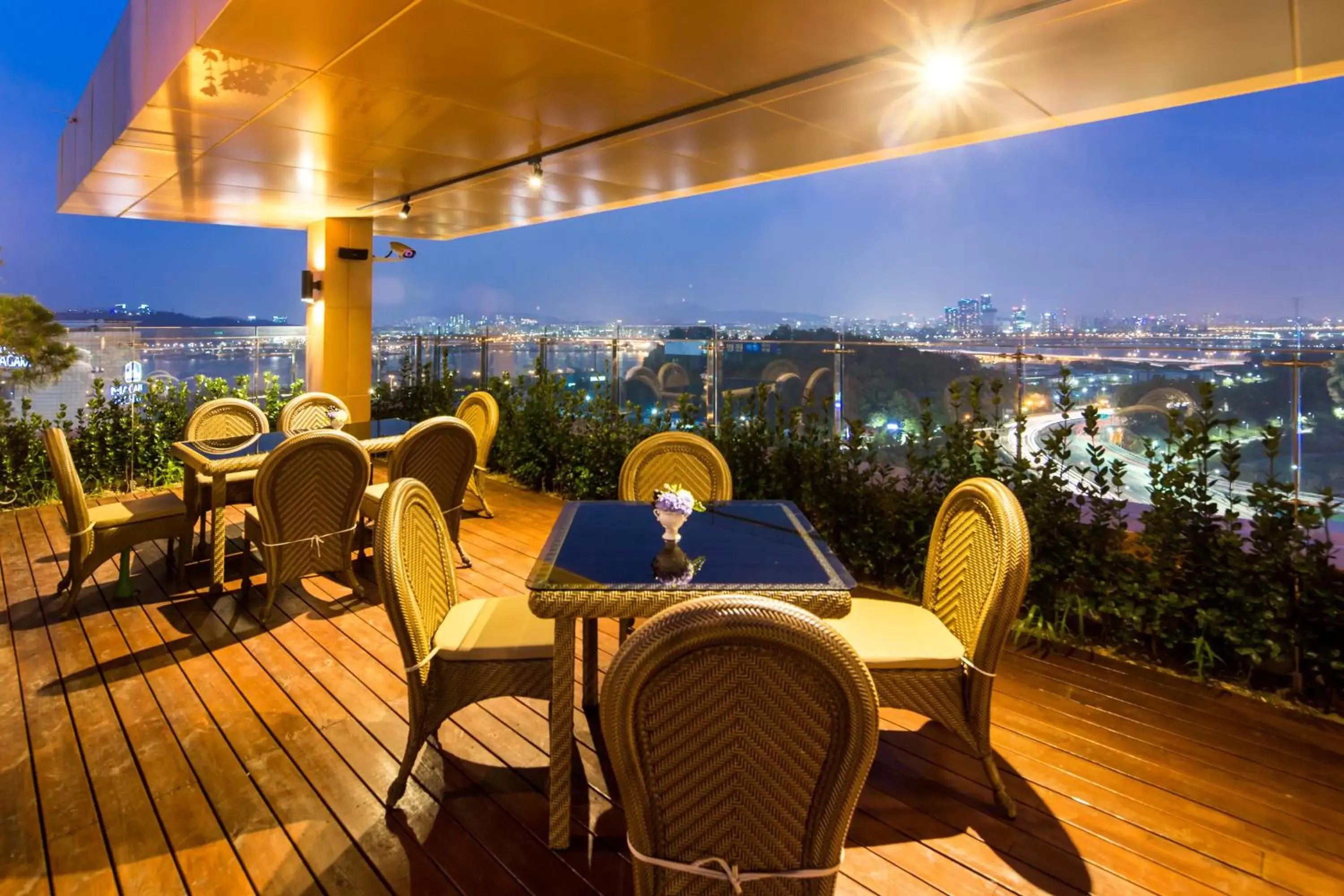 Balcony/Terrace, Restaurant/Places to Eat in Golden Seoul Hotel