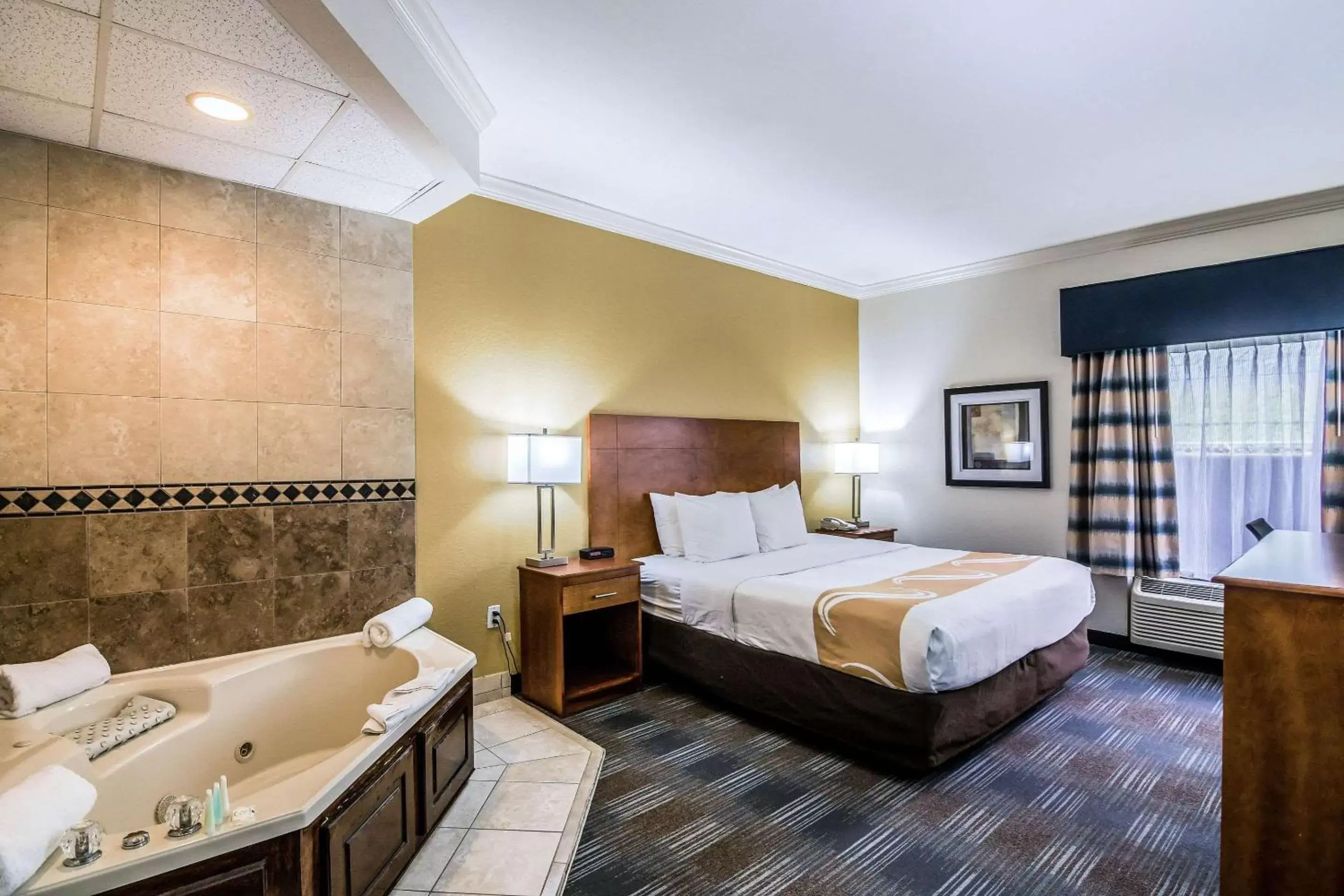 Photo of the whole room, Bed in Quality Inn Alexander City Photo of the whole room, Bed in Quality Inn Alexander City