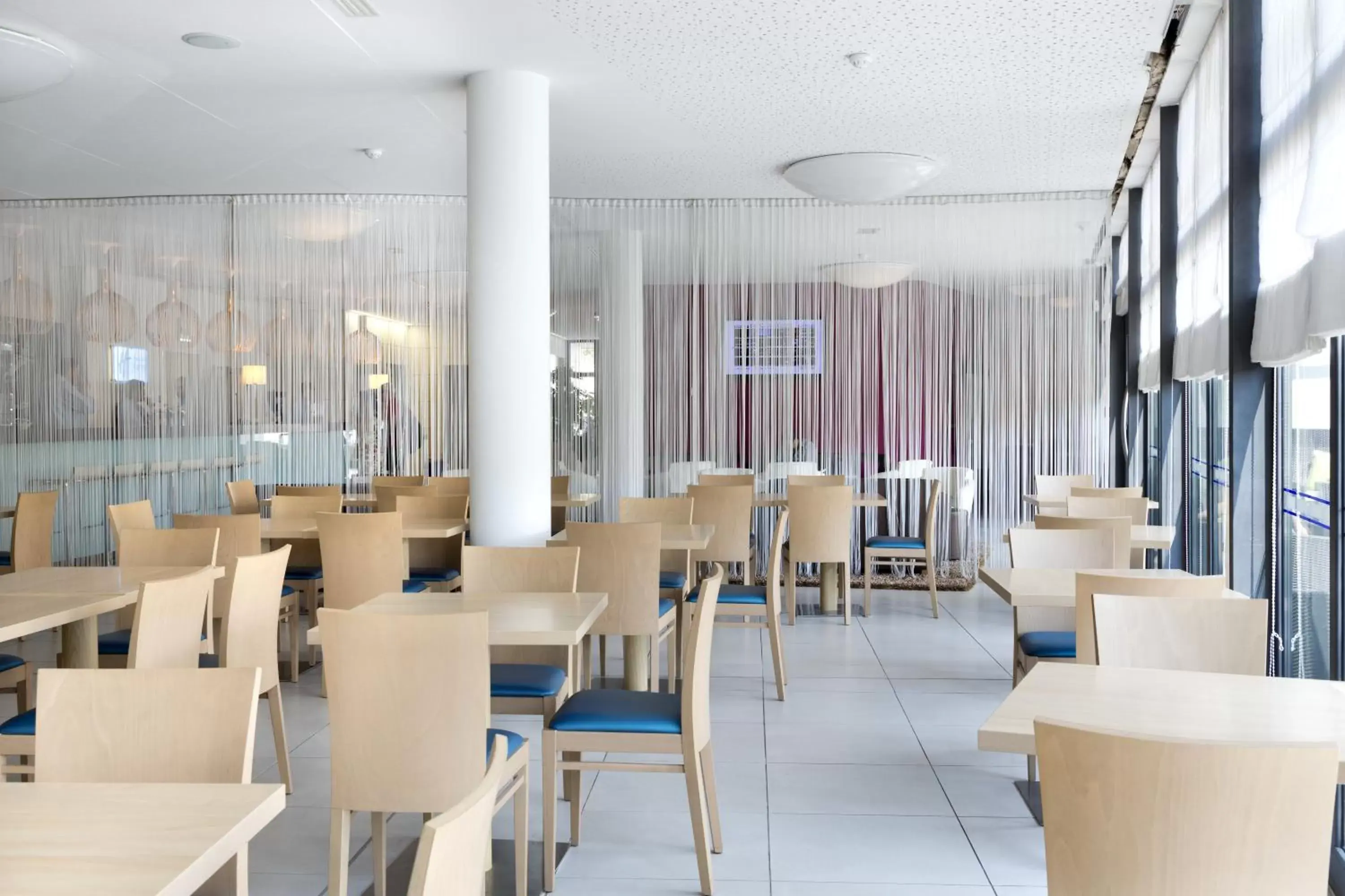 Restaurant/Places to Eat in Holiday Inn Express Marseille Saint Charles, an IHG Hotel