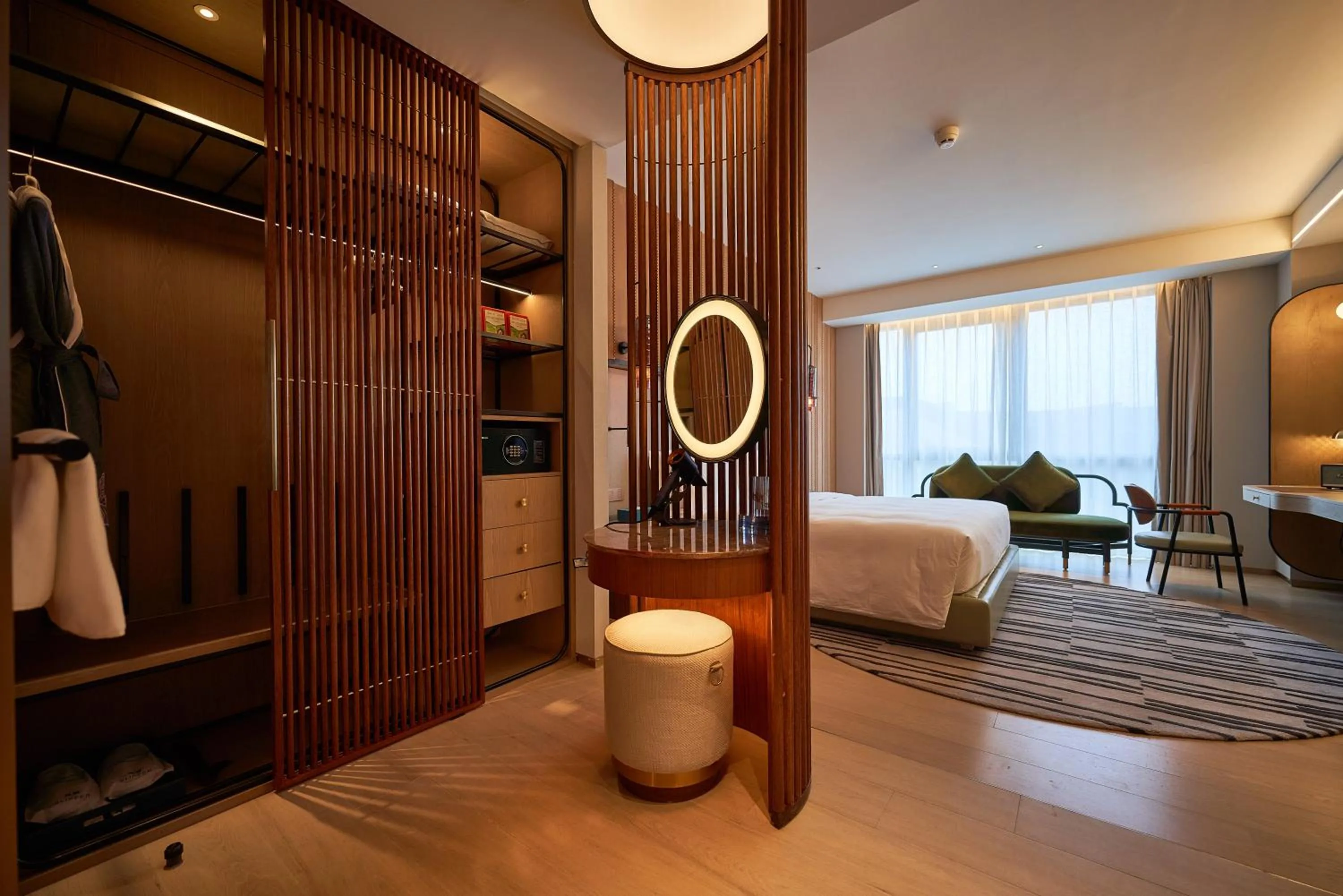Photo of the whole room, Bed in Hotel Indigo Hangzhou Uptown