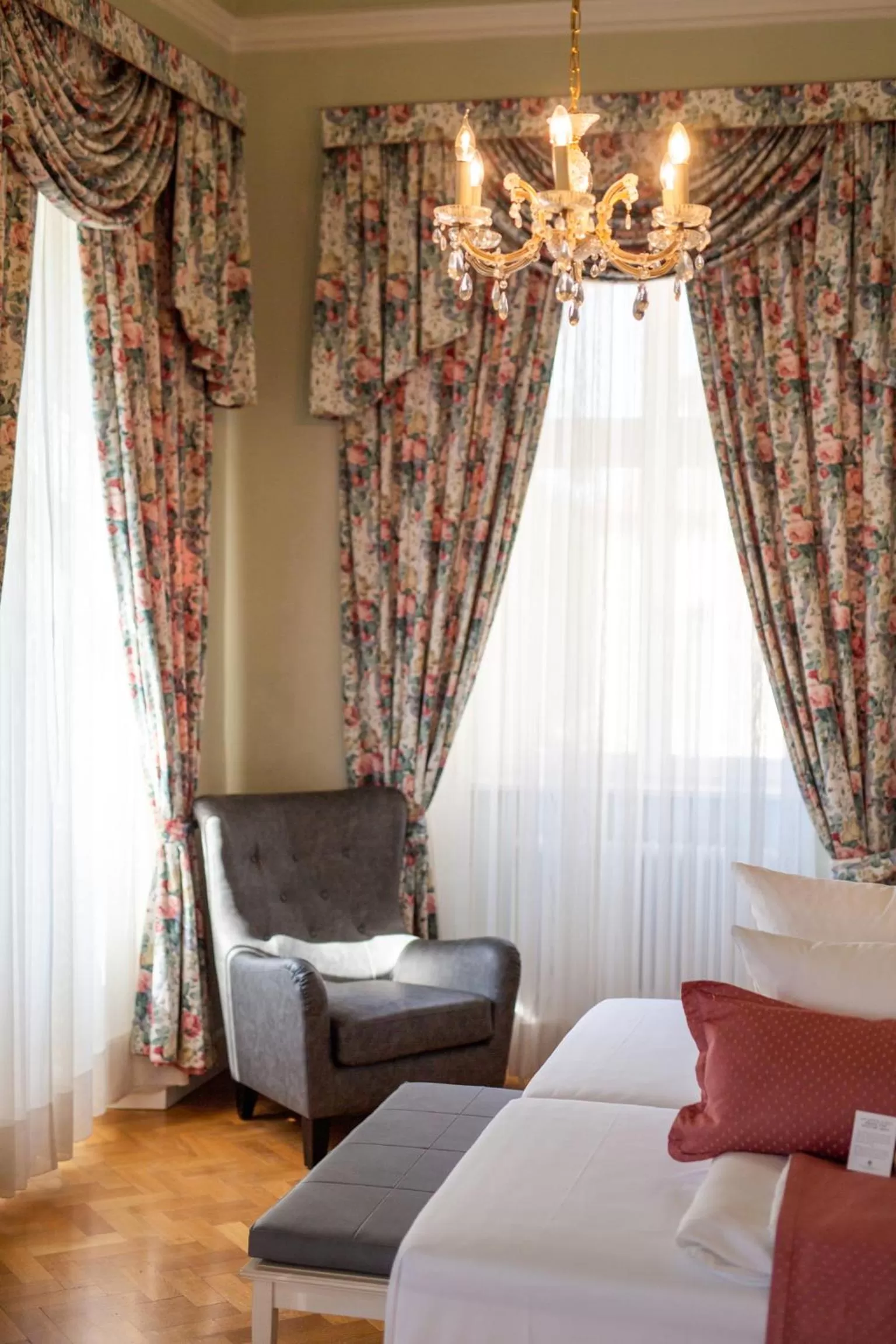 Seating area, Bed in Schlosshotel Bad Neustadt