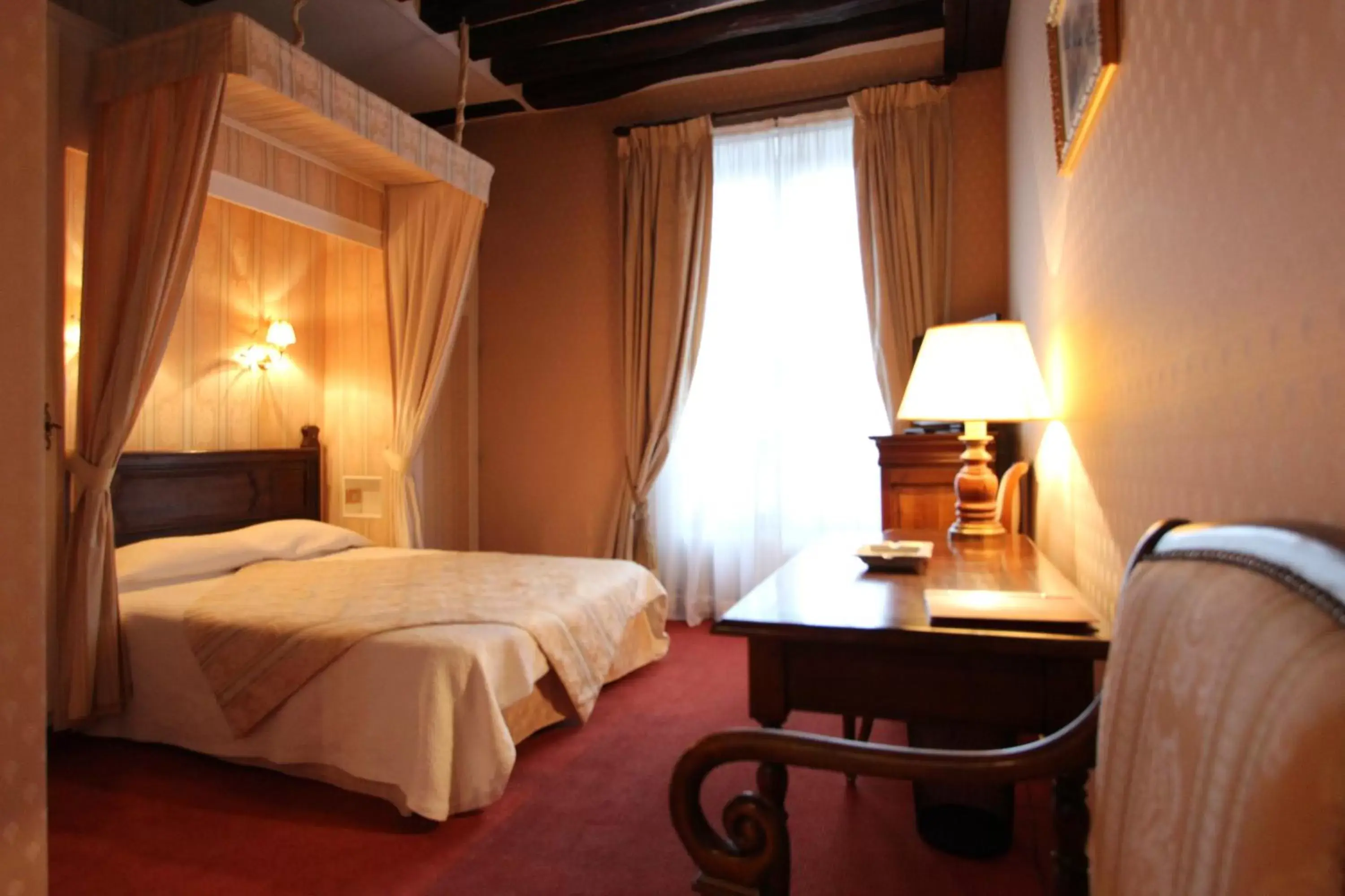 Bed in Hotel de la Bretonnerie