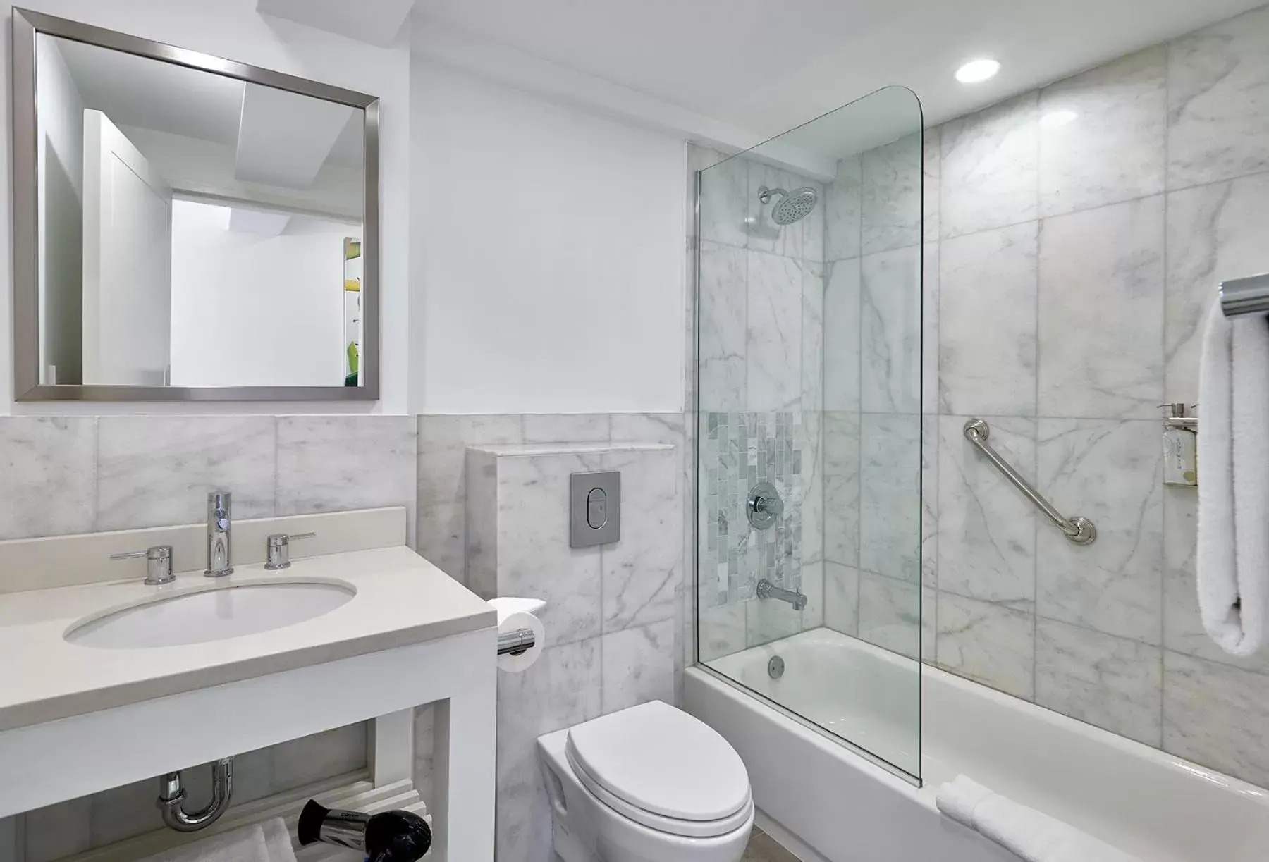 Bathroom in R Hotel Kingston Bathroom in R Hotel Kingston