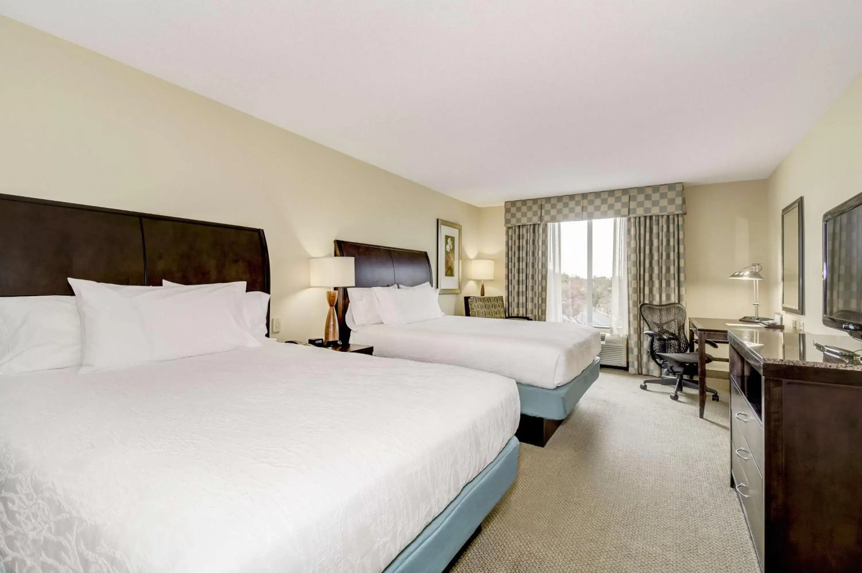 Bedroom in Hilton Garden Inn Waldorf