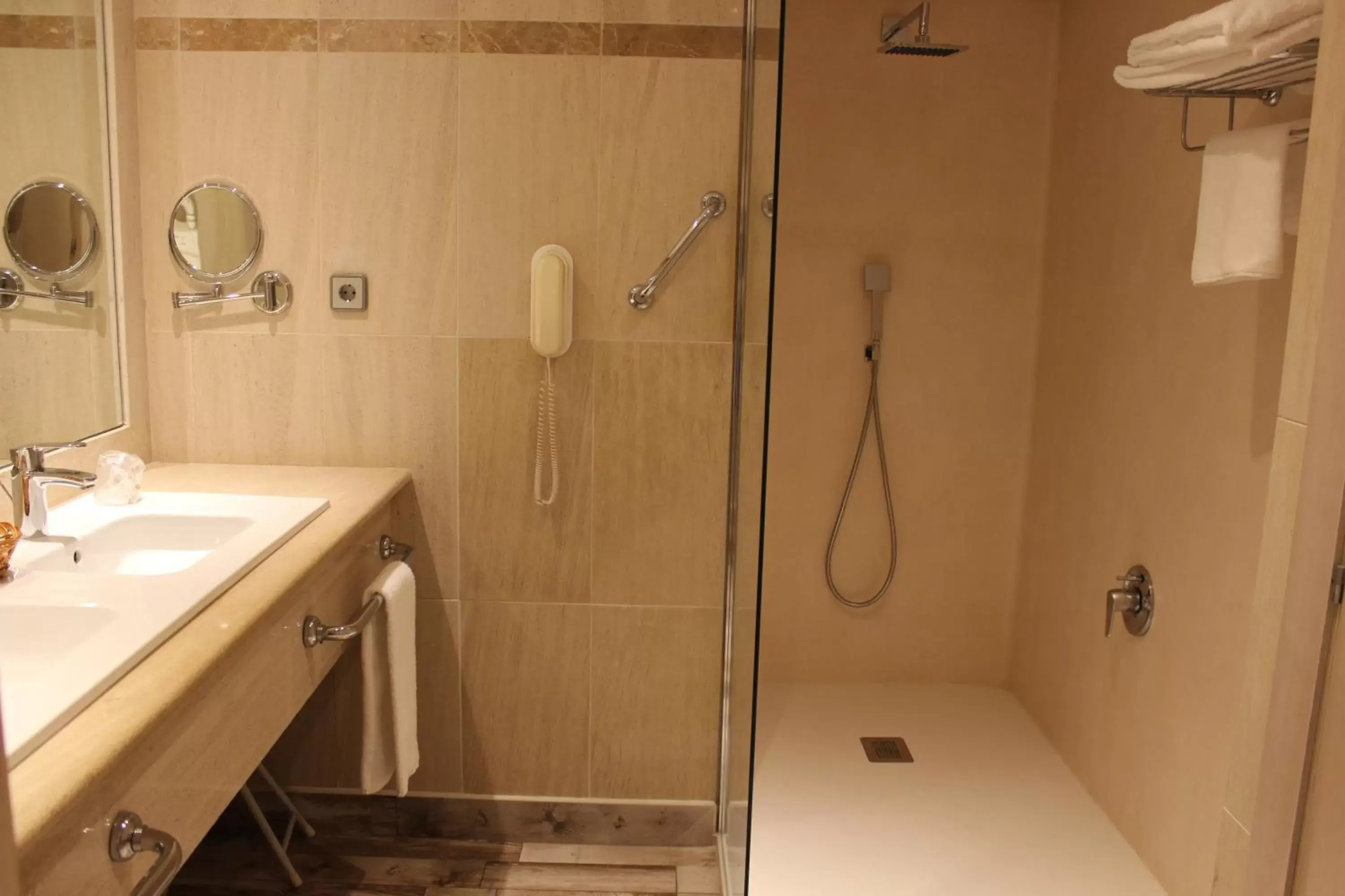 Shower, Bathroom in Hotel Palacio del Mar