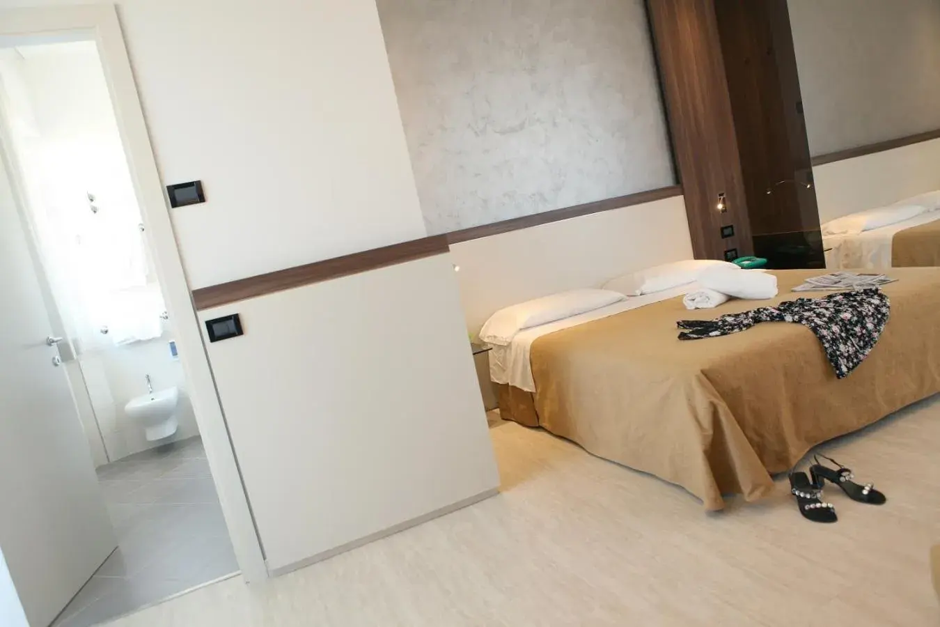 Bathroom, Bed in Hotel Mondial