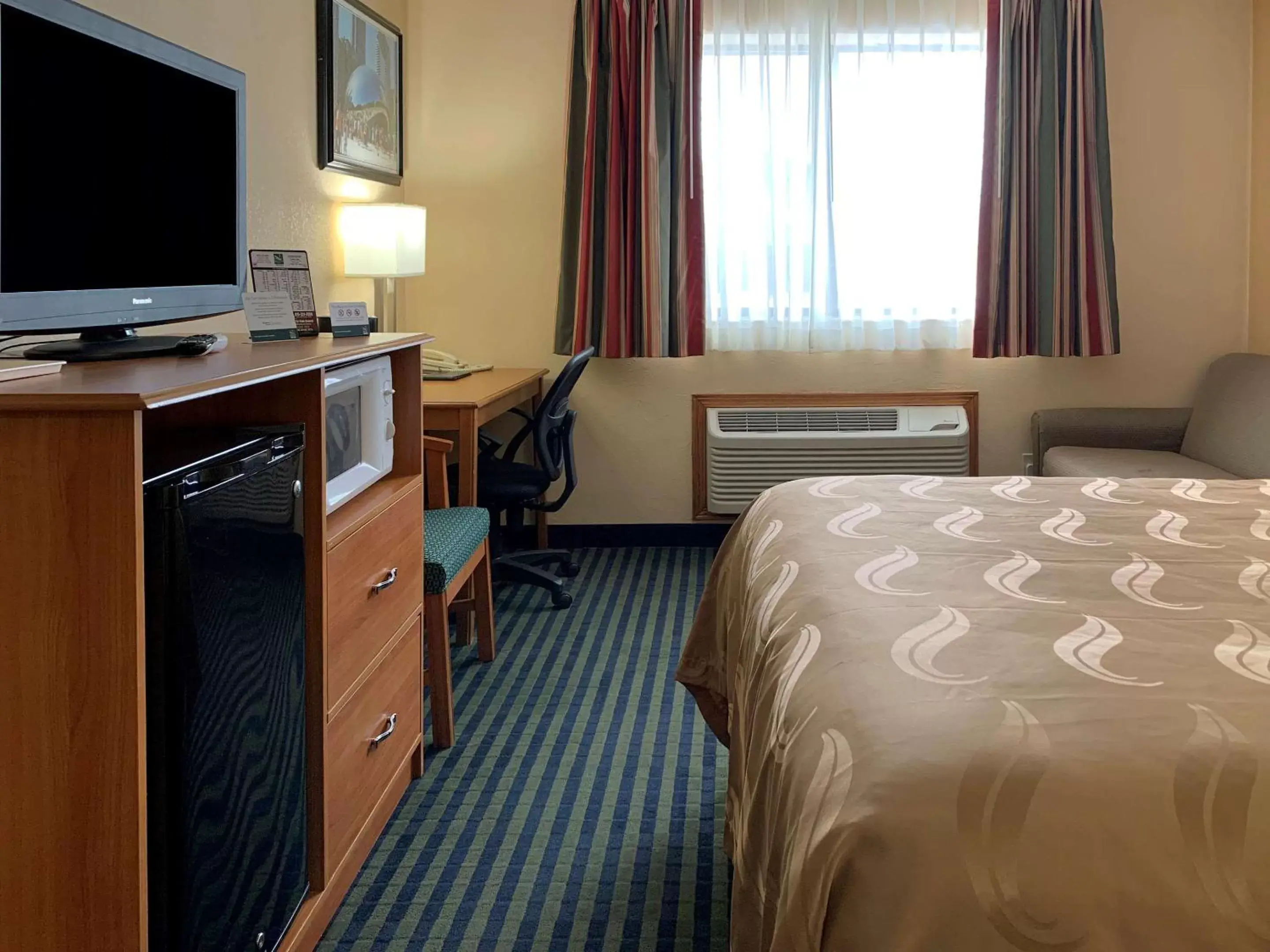 Photo of the whole room, TV/Entertainment Center in Quality Inn Ottawa near Starved Rock State Park