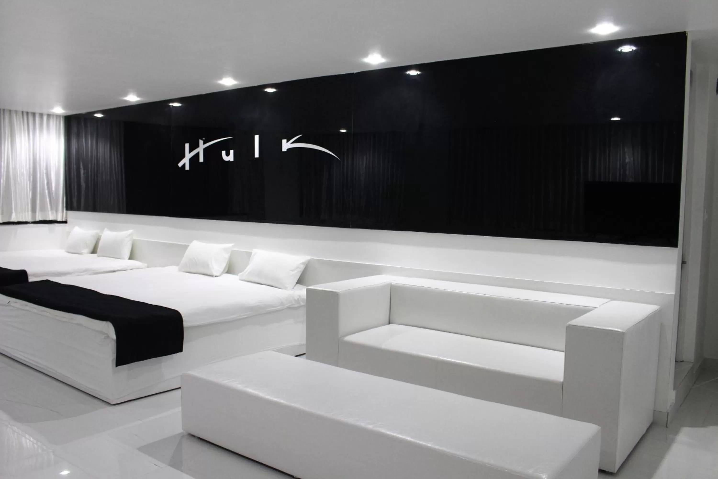 Bedroom, TV/Entertainment Center in Hotel Hulk