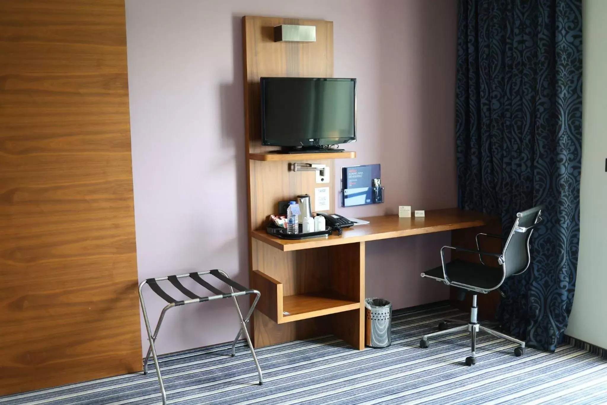 TV and multimedia, TV/Entertainment Center in Holiday Inn Express Manisa-West, an IHG Hotel