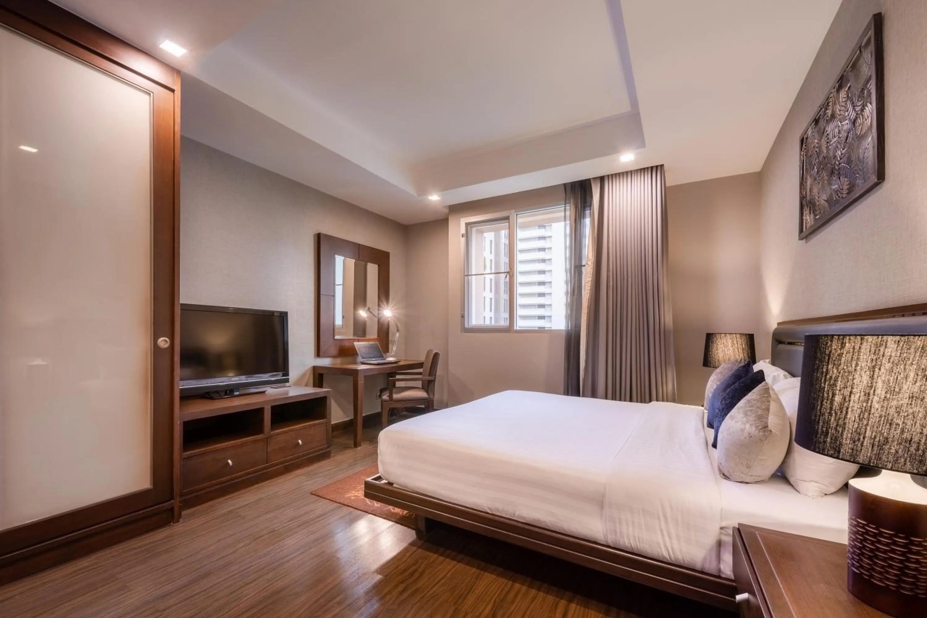 TV and multimedia, Bed in Grand Mercure Bangkok Asoke Residence