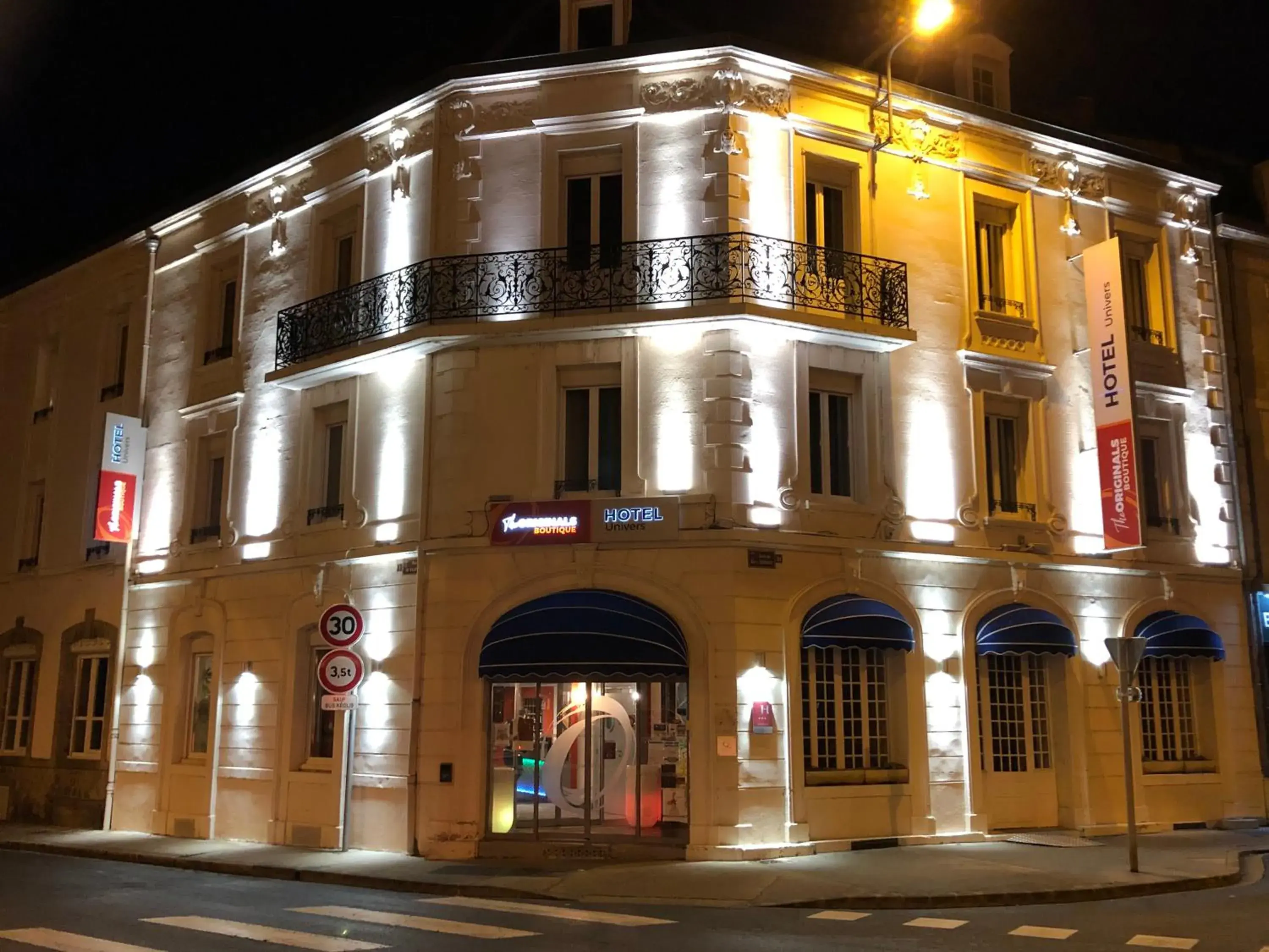 Property Building in The Originals Boutique, Hotel de l'Univers, Montlucon (Inter-Hotel)