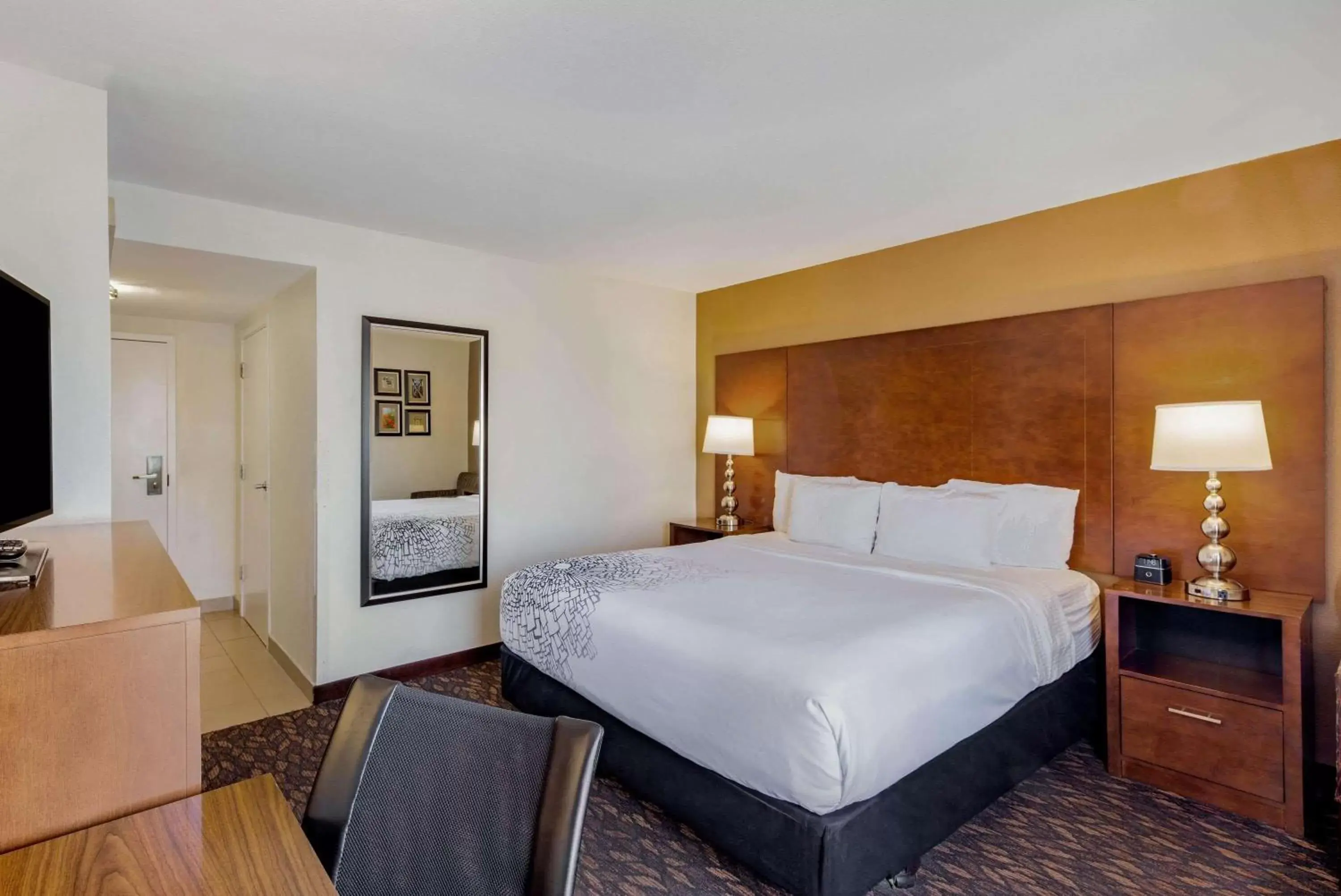 Photo of the whole room, Bed in La Quinta by Wyndham Oakland - Hayward