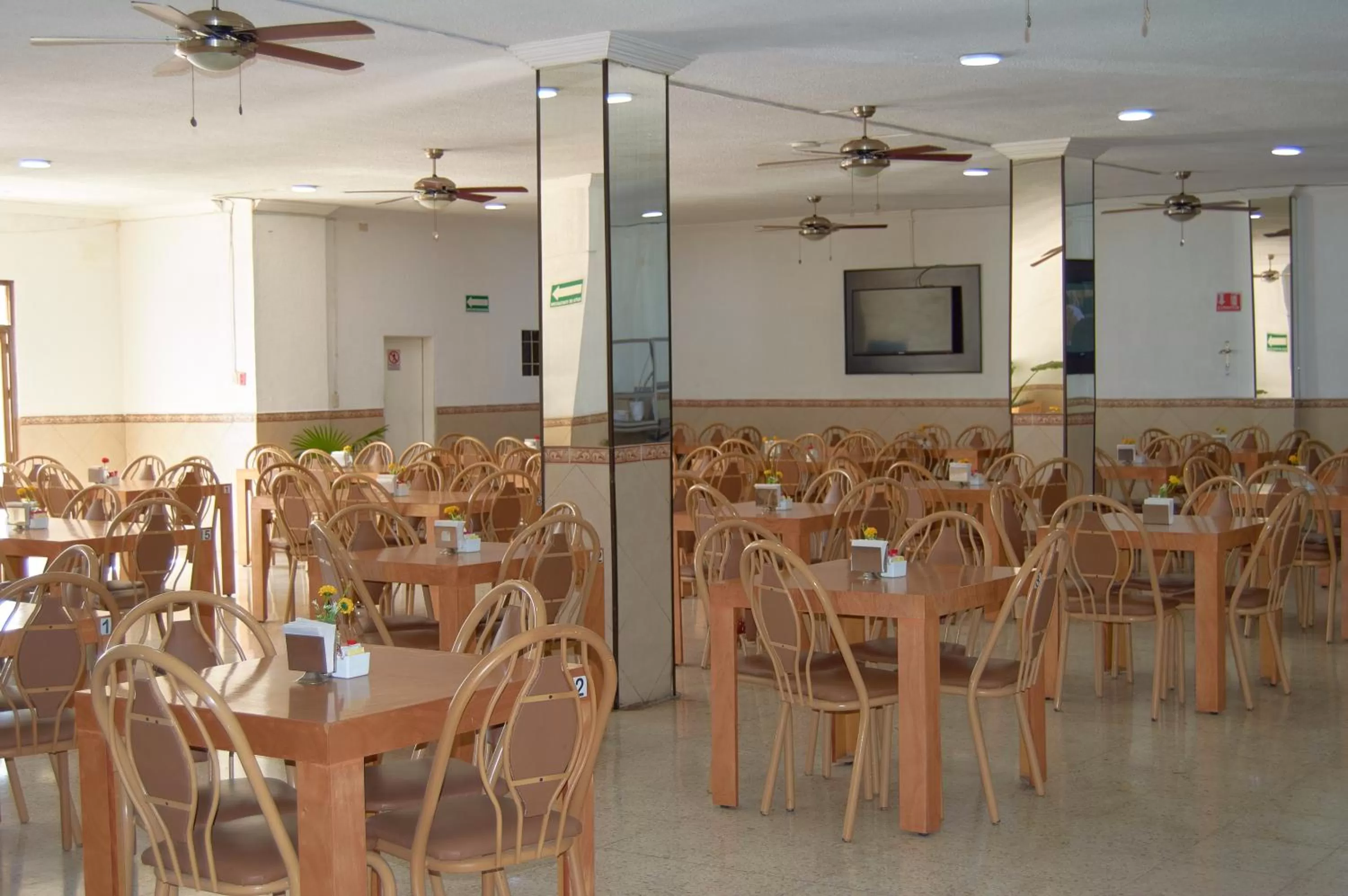 Restaurant/places to eat in Hotel del Alba Inn & Suites