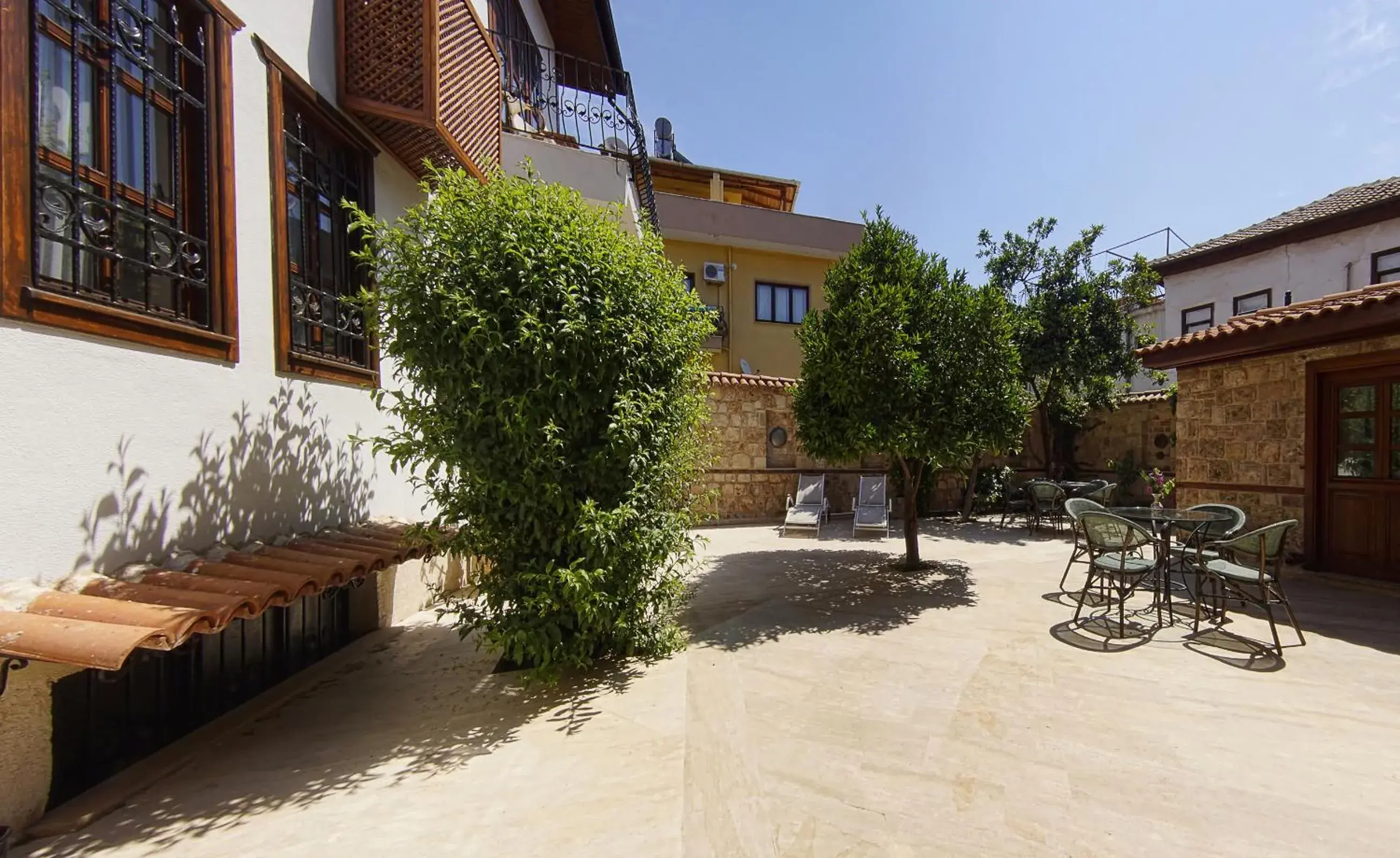 Garden, Property Building in Minyon Hotel