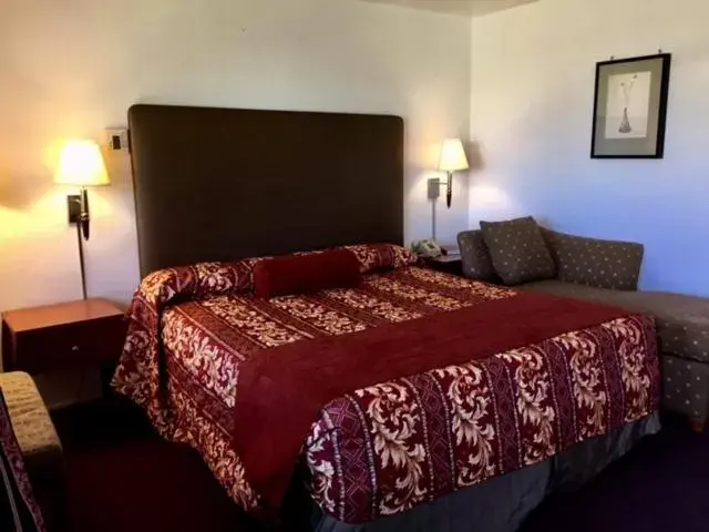 Bed in Maple Inn and Suites Los Banos