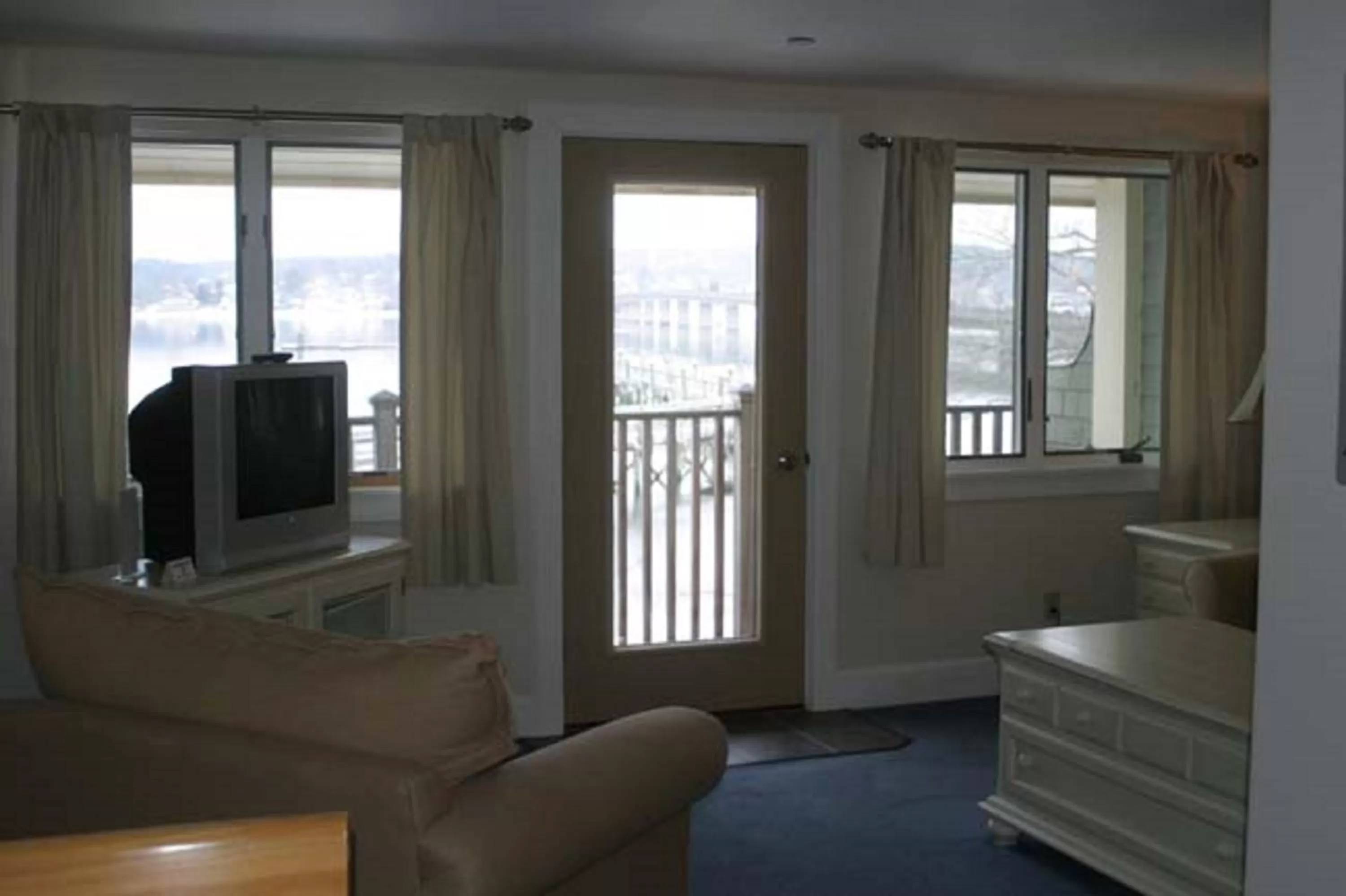 Seating area, TV/Entertainment Center in Sheepscot Harbour Village Resort