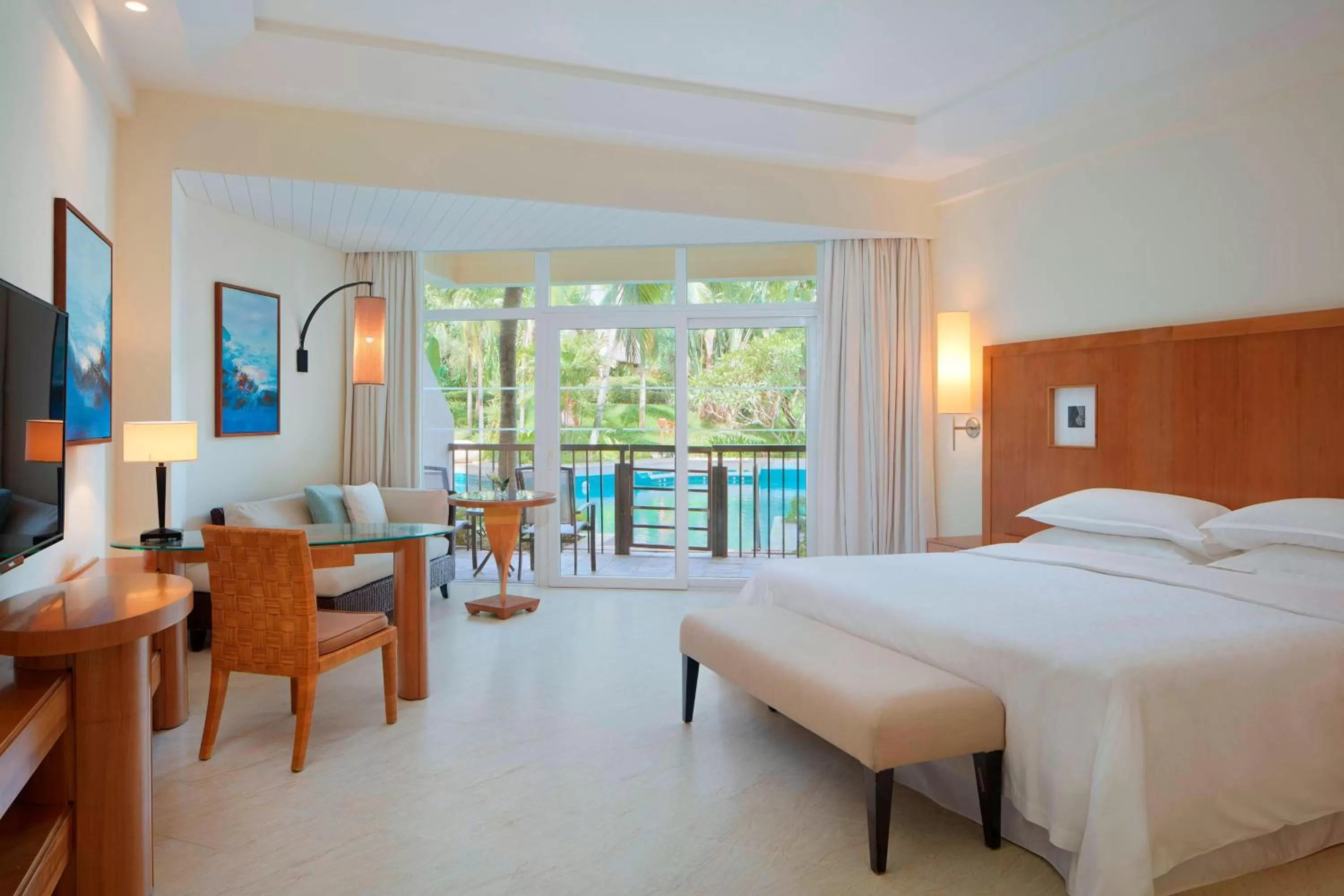 Photo of the whole room, Bed in Sheraton Sanya Yalong Bay Resort