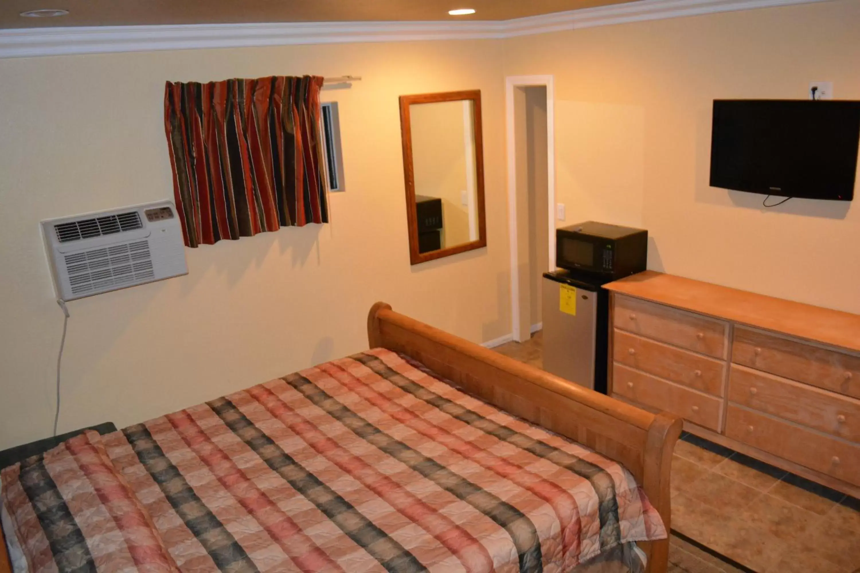 Bedroom, Bed in Bayshore Inn Ventura