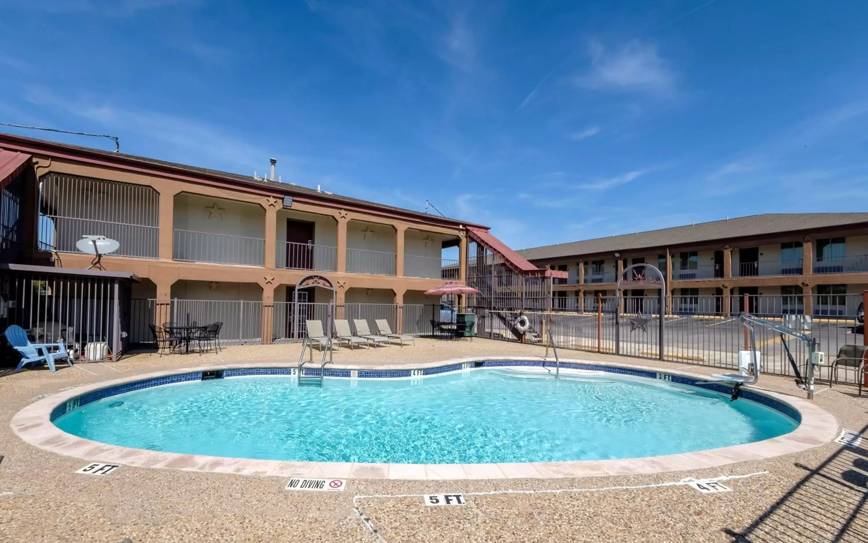 Swimming pool, Property Building in Red Roof Inn Arlington - Entertainment District