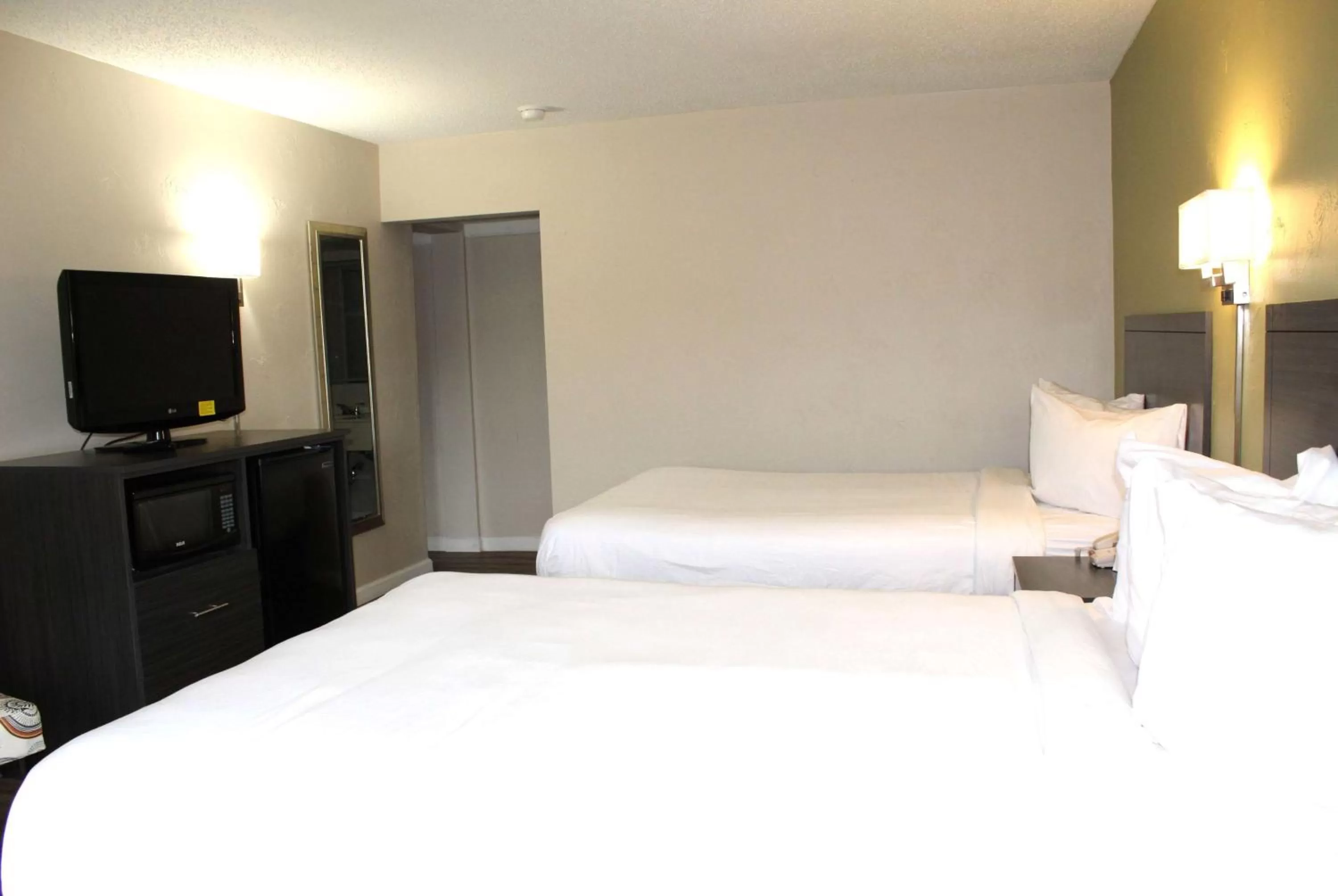 Photo of the whole room, Bed in Baymont by Wyndham Front Royal Near Shenandoah National Park