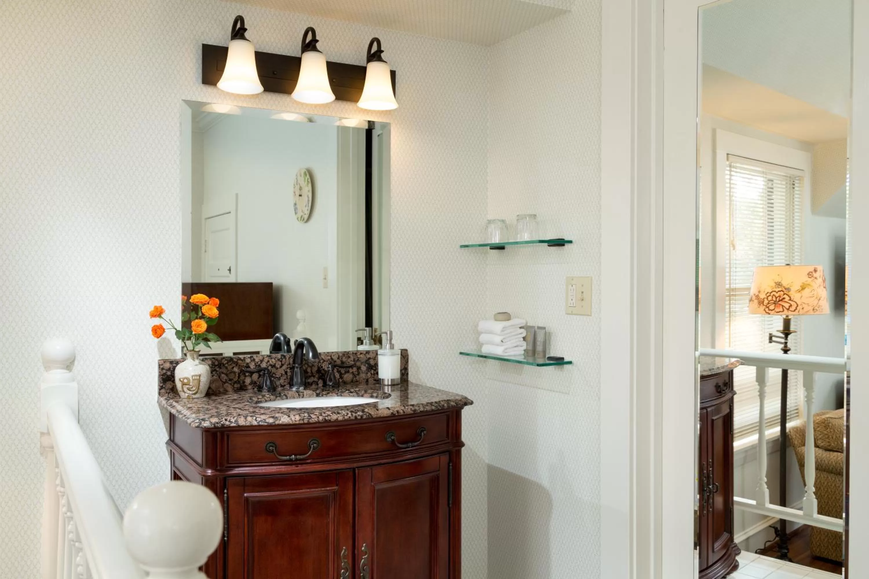 Bathroom, Kitchen/Kitchenette in Cheshire Cat Inn & Cottages