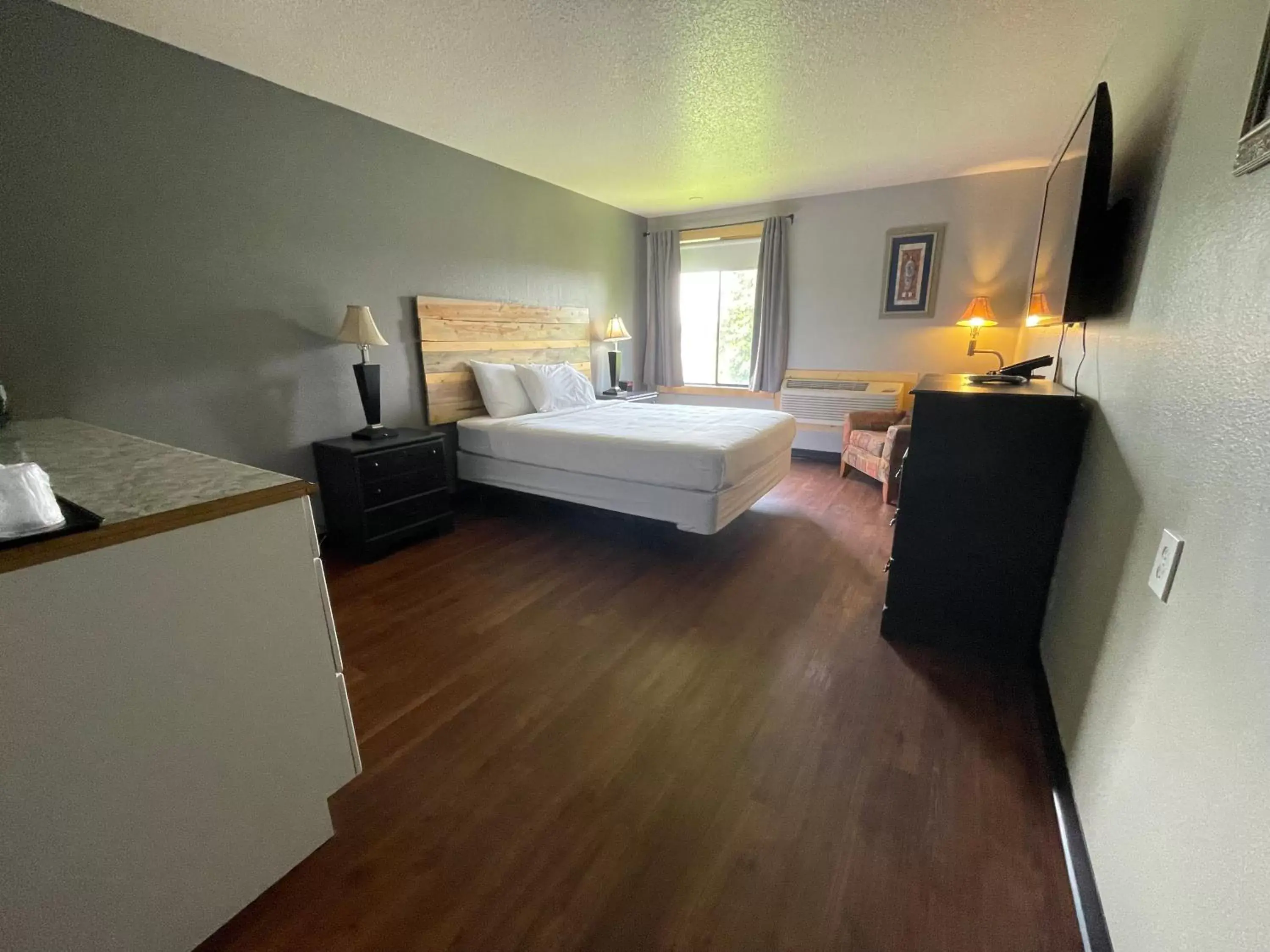 Bed in Sunnyside Inn and Suites