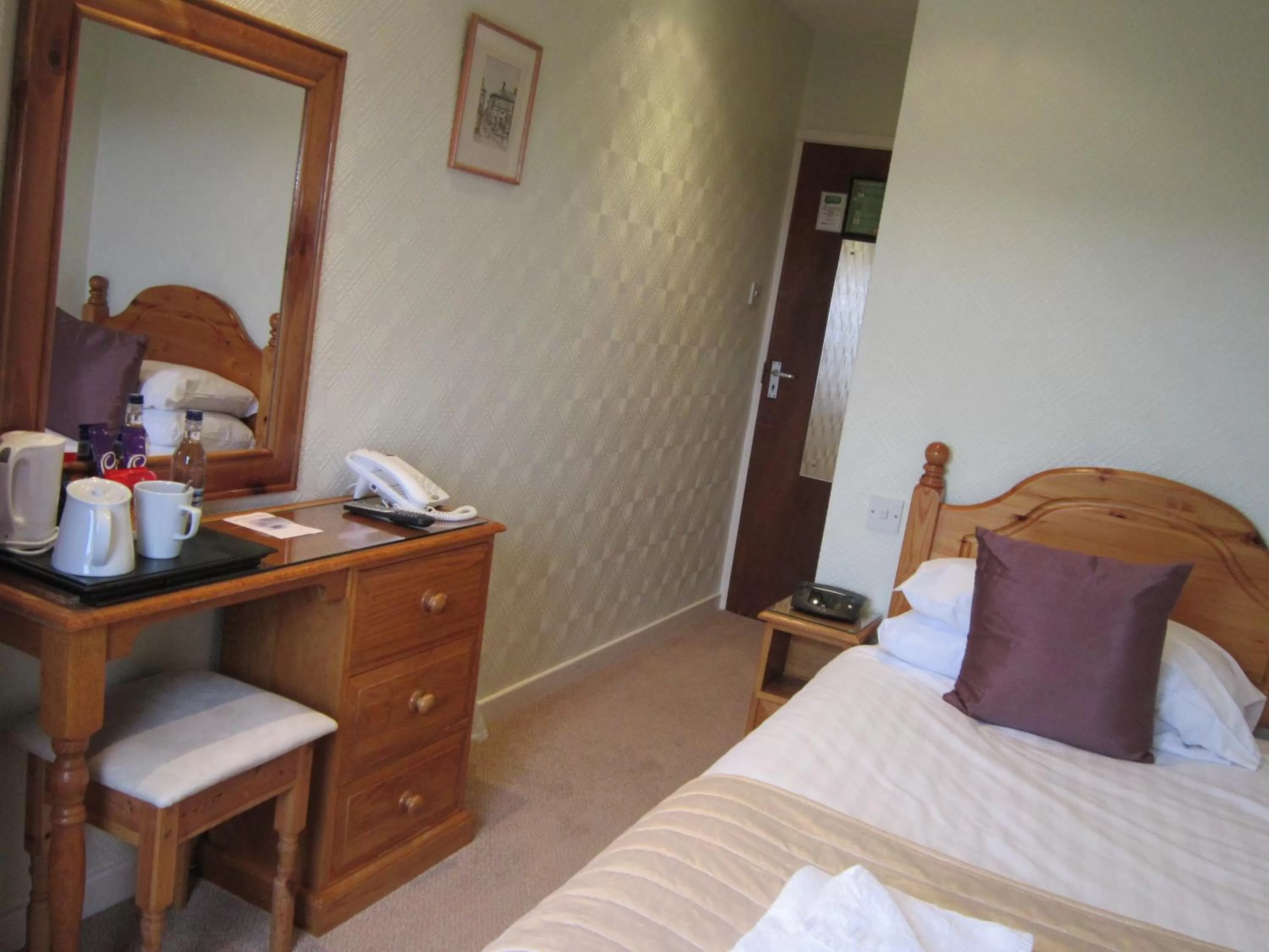 Bedroom, Bed in The Old White Lion Hotel