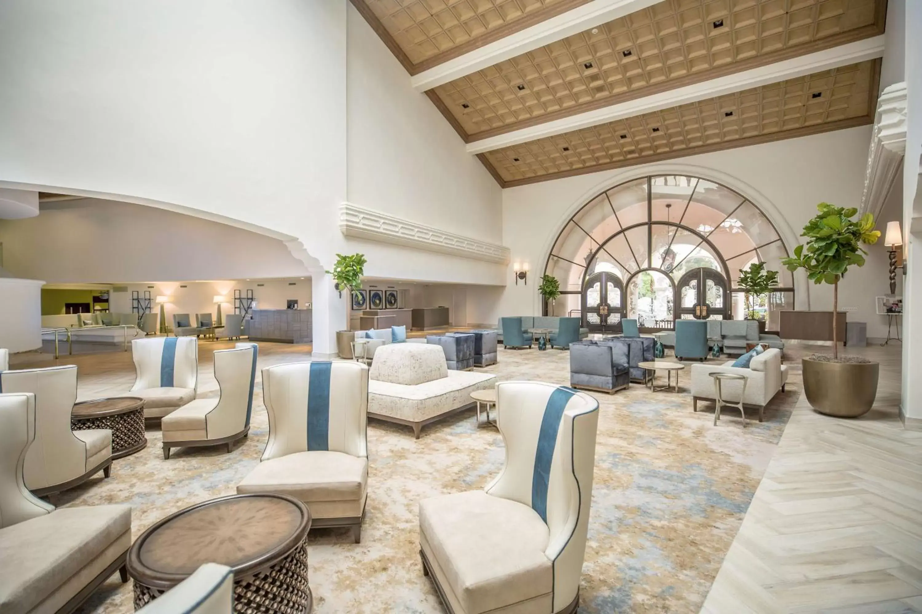 Lobby or reception, Lounge/Bar in Hilton Santa Barbara Beachfront Resort
