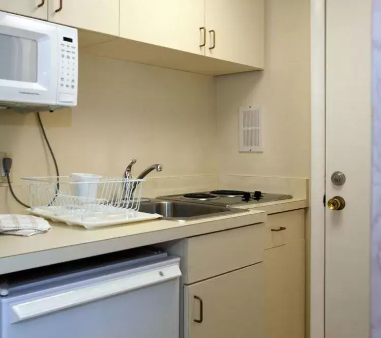 Kitchen or kitchenette, Kitchen/Kitchenette in Heart of Wildwood Motel