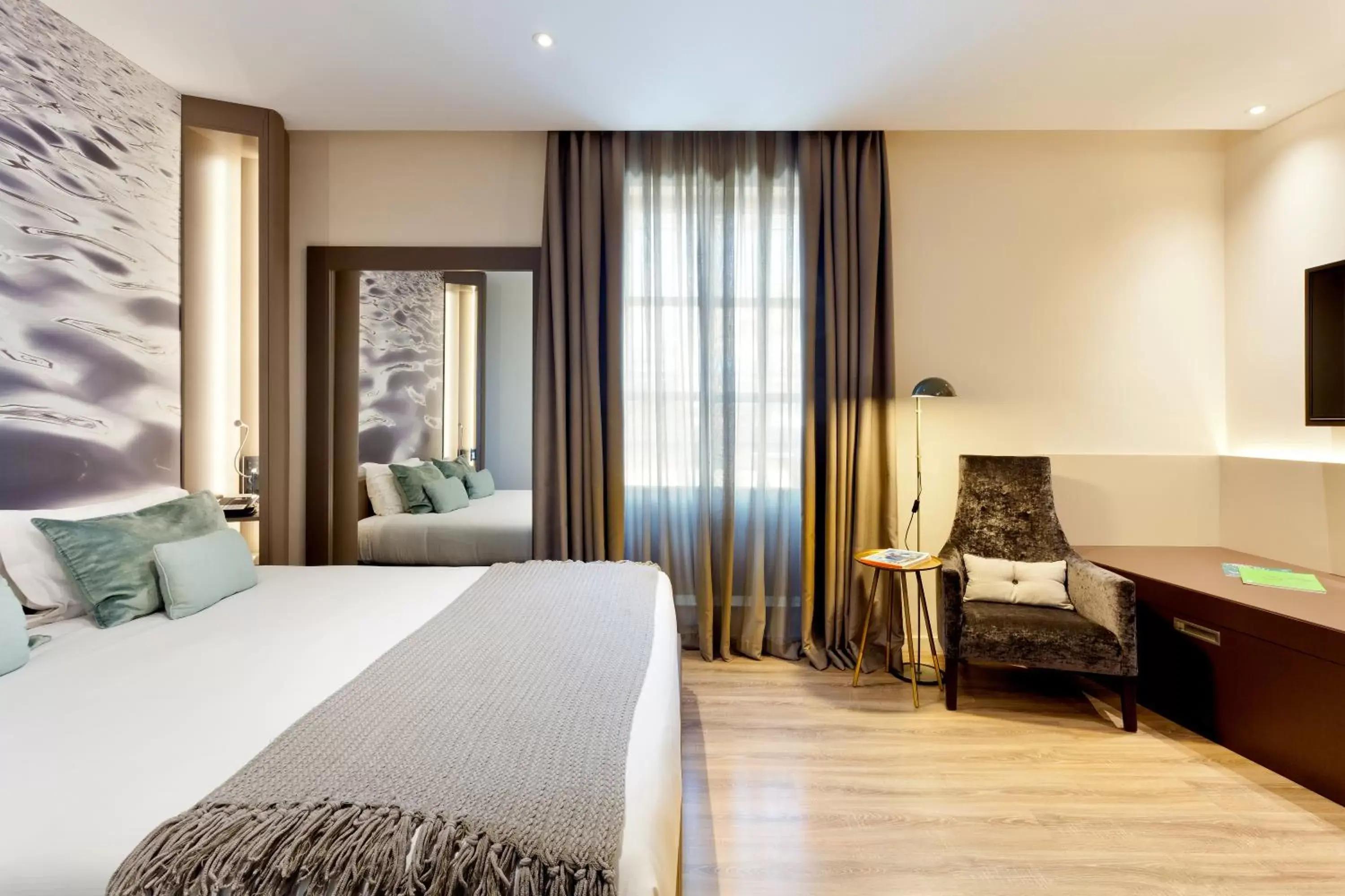 Photo of the whole room, Bed in Hotel Condes de Barcelona Photo of the whole room, Bed in Hotel Condes de Barcelona