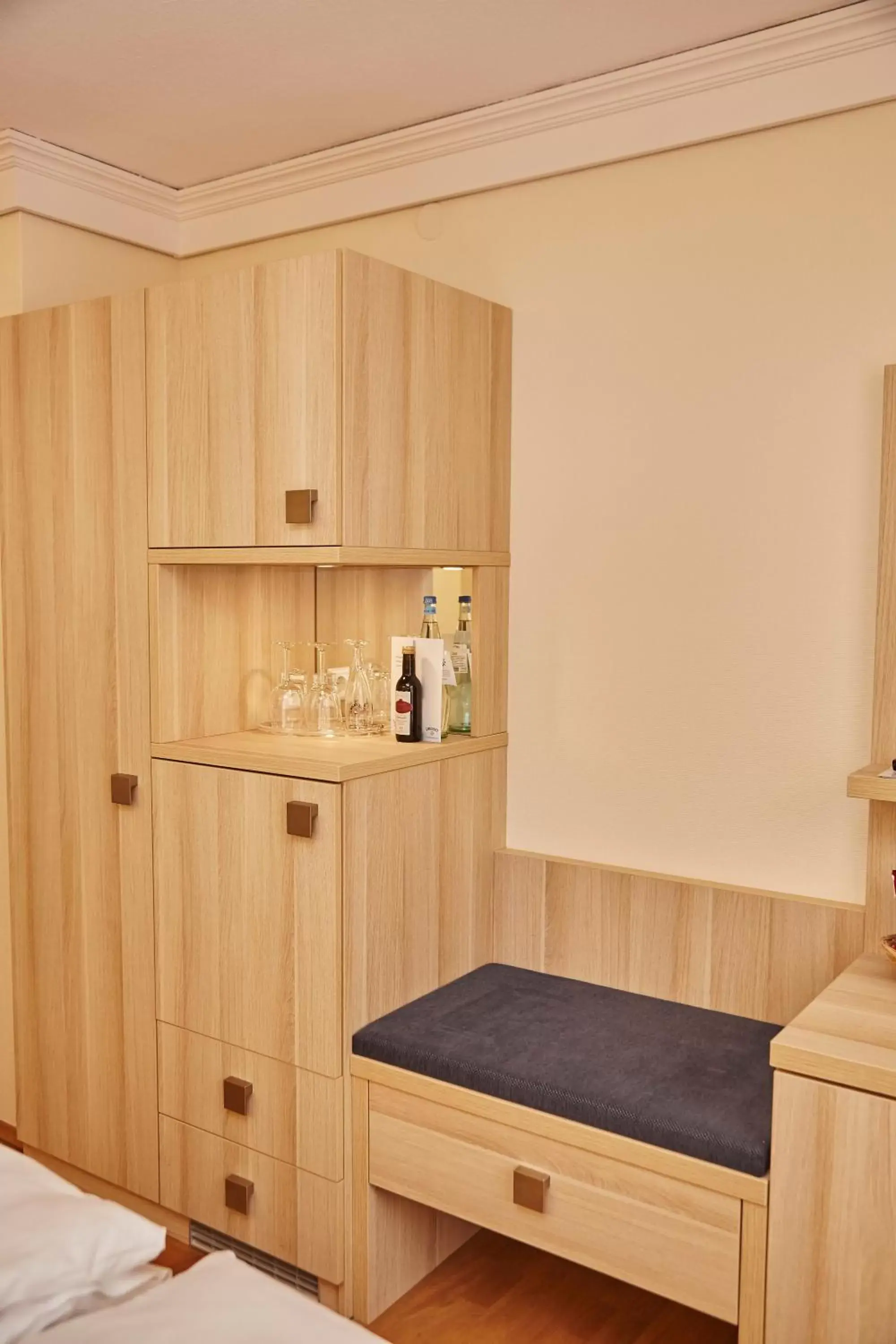 wardrobe, Kitchen/Kitchenette in Flair Hotel zum Schiff