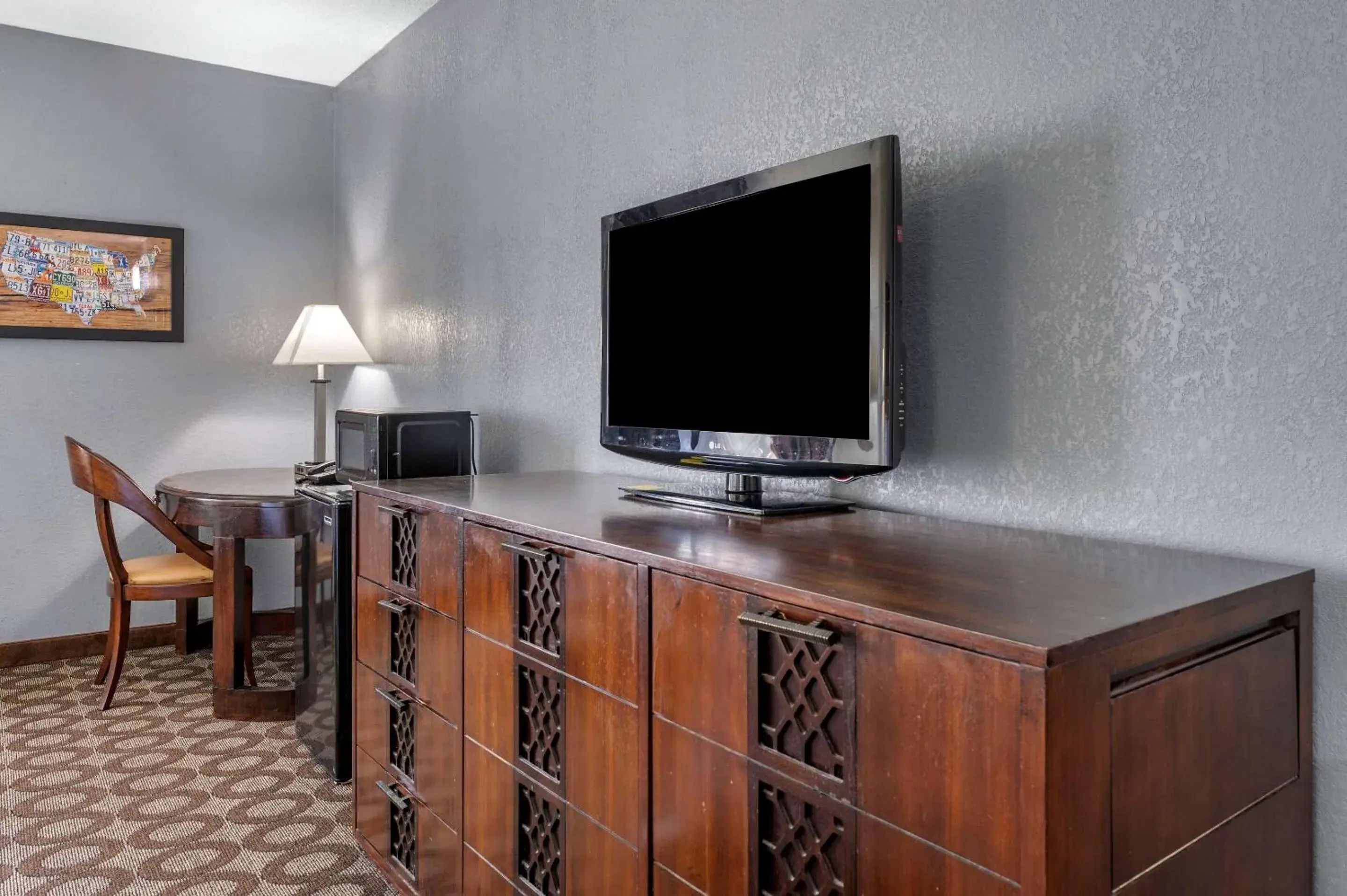 Bedroom, TV/Entertainment Center in Econo Lodge Inn & Suites