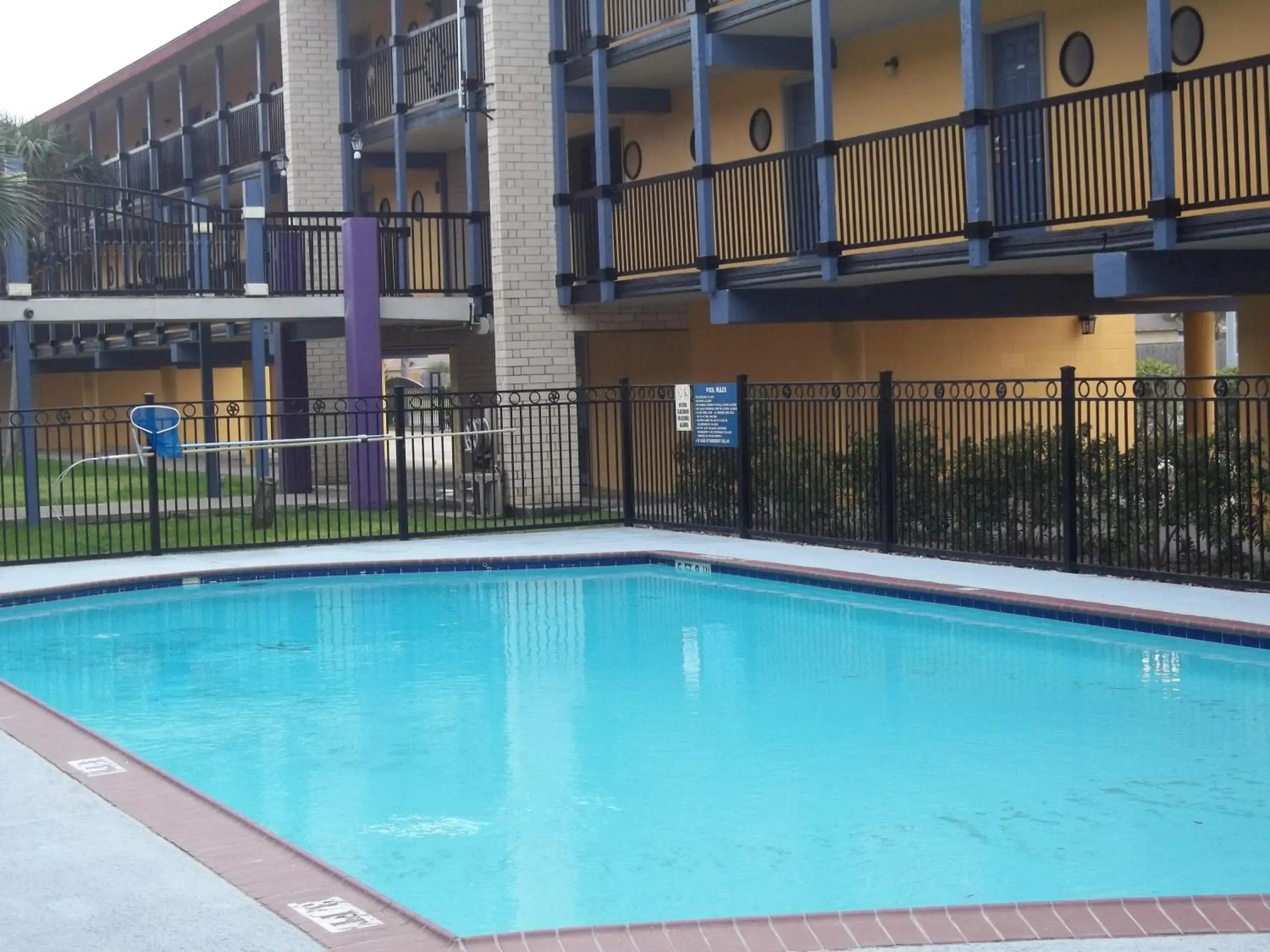 Swimming Pool in Scottish Inns Galveston