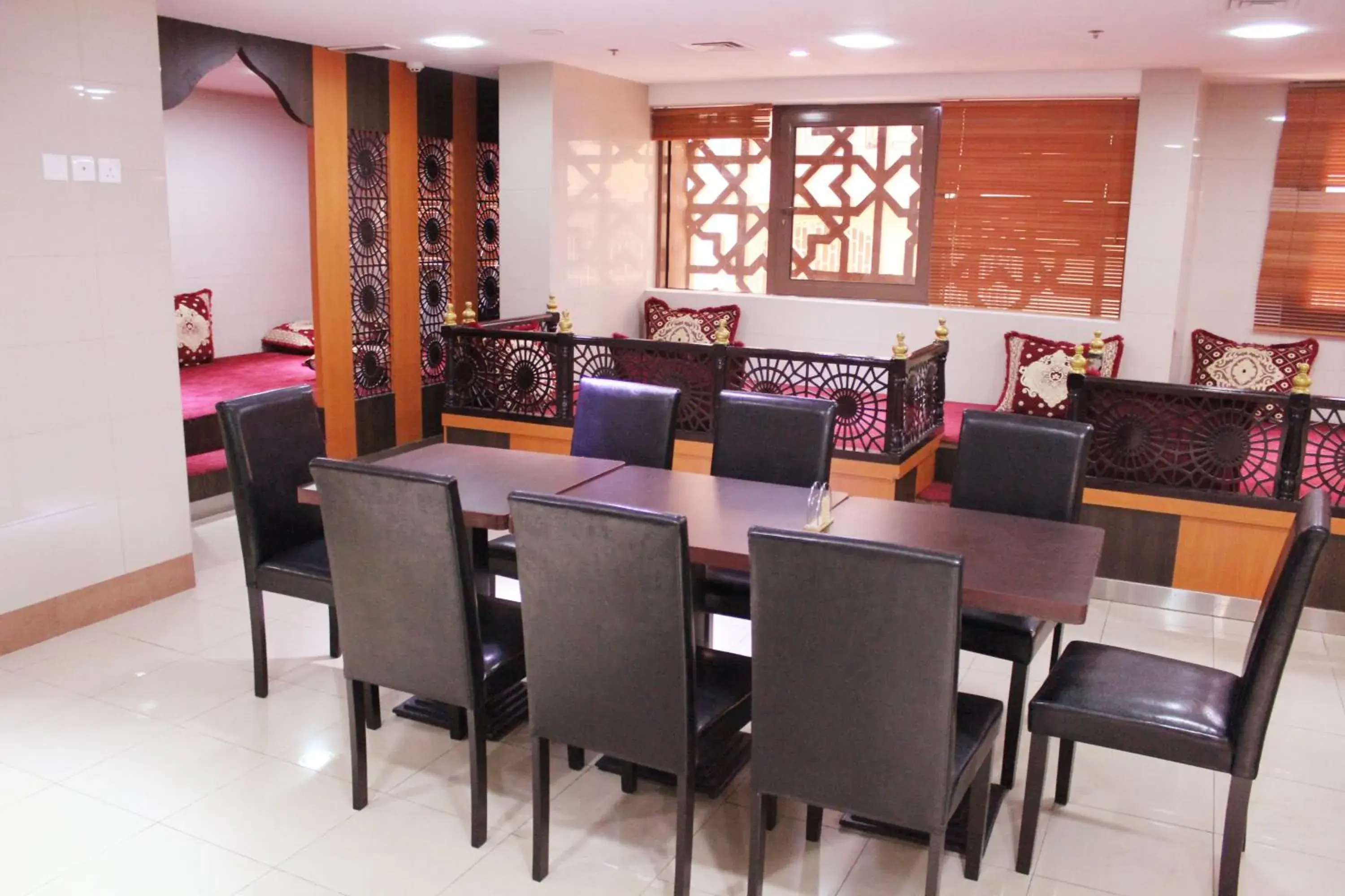 Restaurant/places to eat in Montreal Naif Hotel Restaurant/places to eat in Montreal Naif Hotel