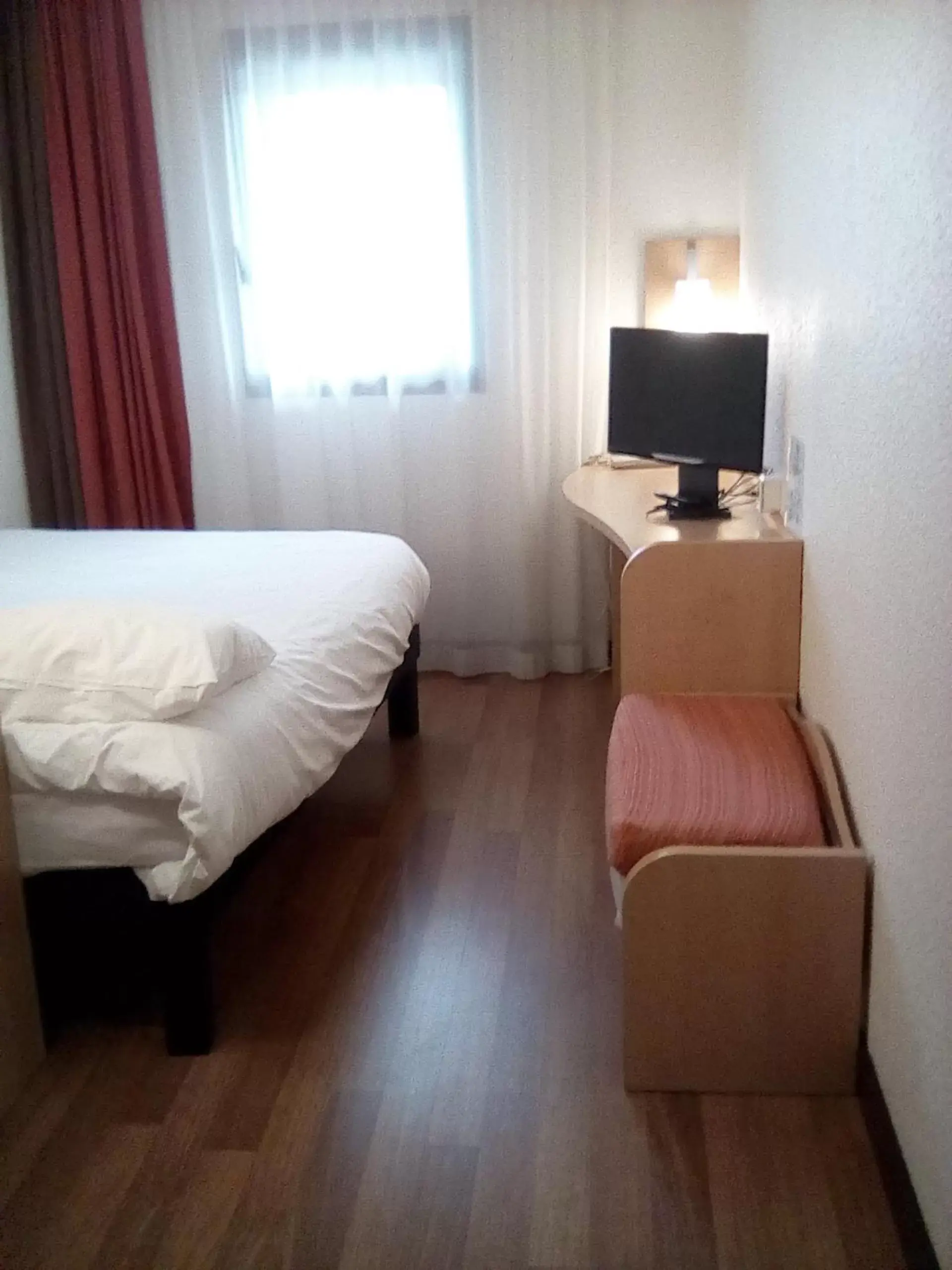 Bedroom, Seating Area in ibis Saint Quentin Basilique