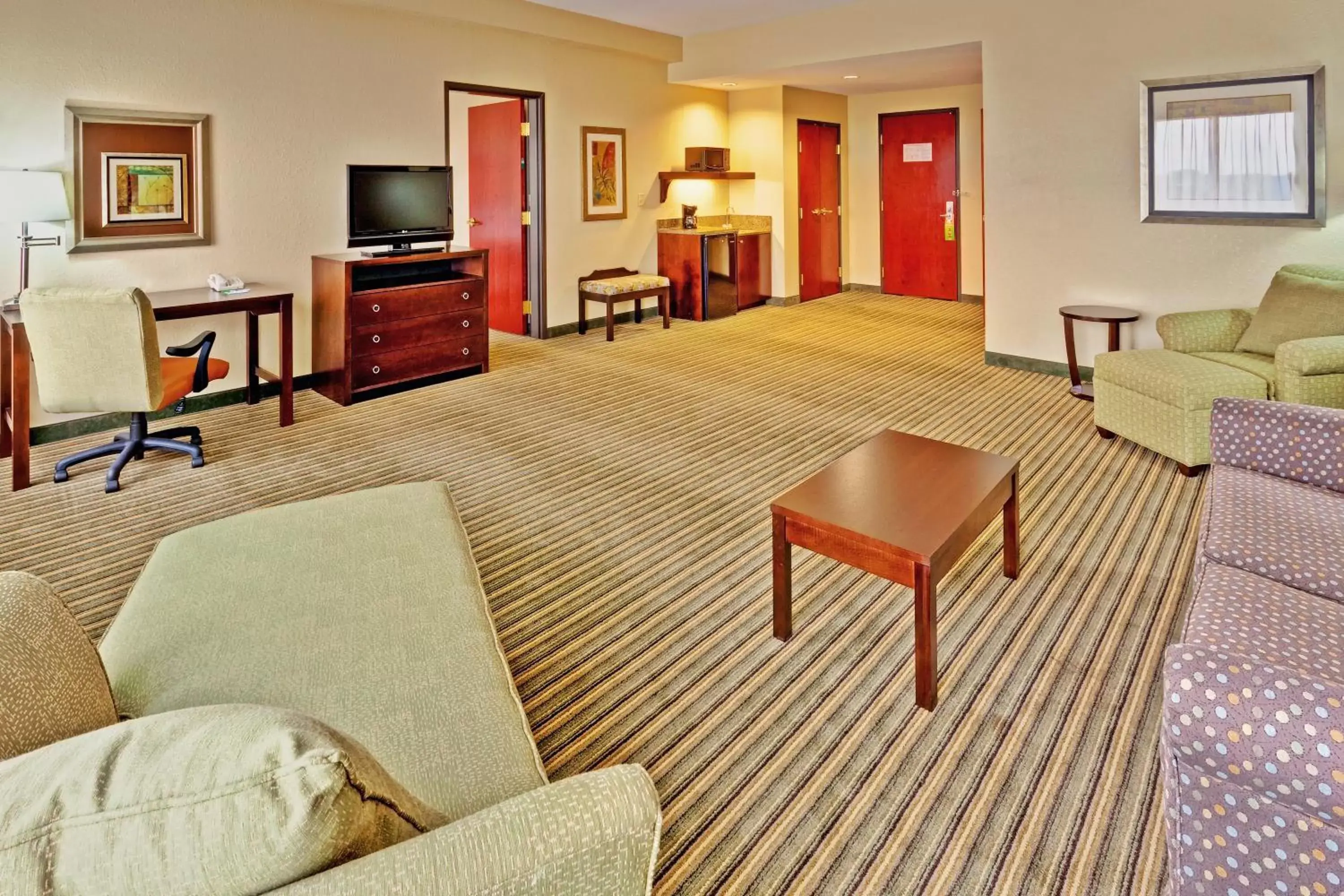 Bedroom, Lounge/Bar in Holiday Inn Pearl - Jackson Area, an IHG Hotel