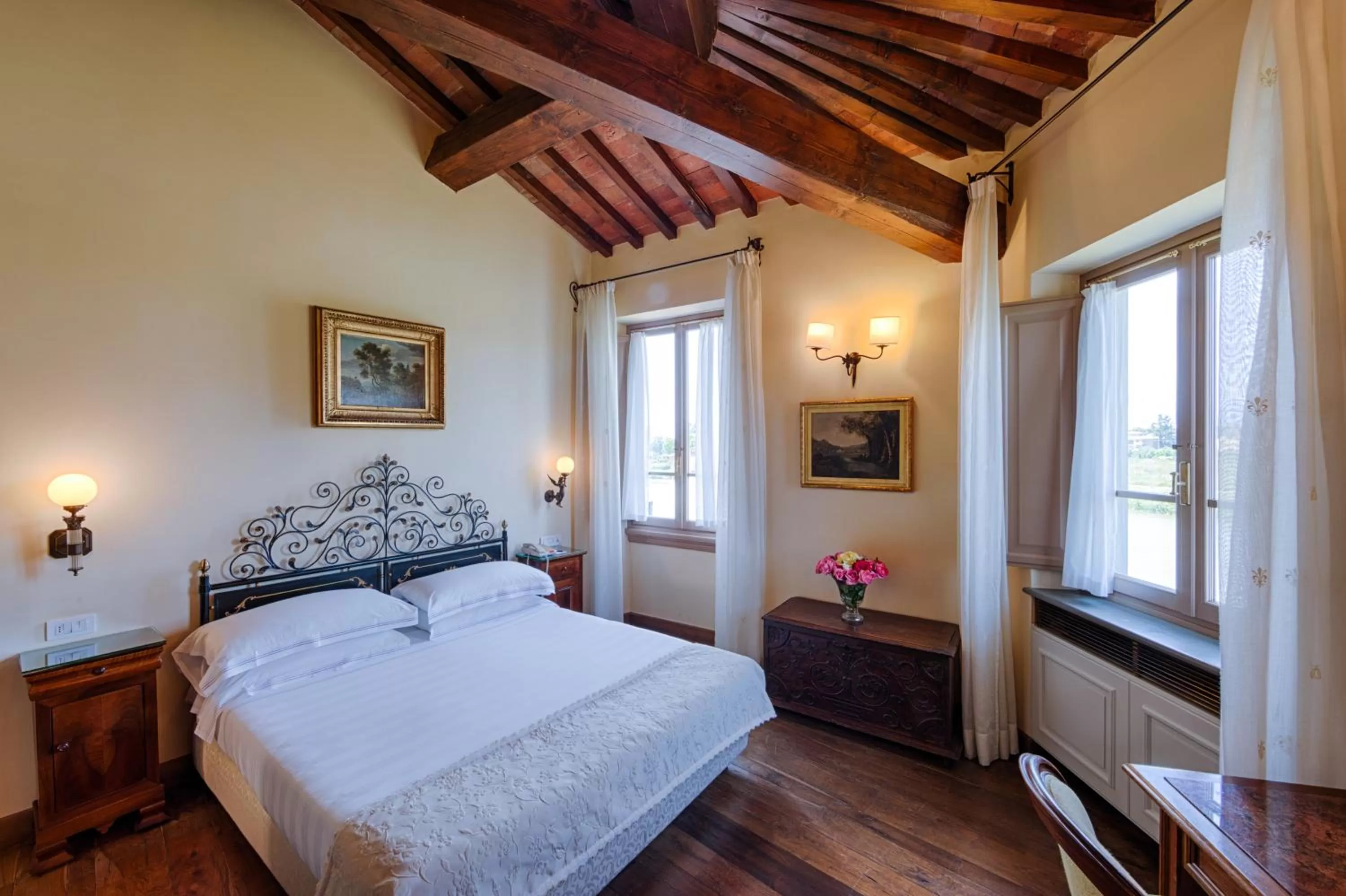 Photo of the whole room, Bed in Hotel Mulino di Firenze - WorldHotels Crafted