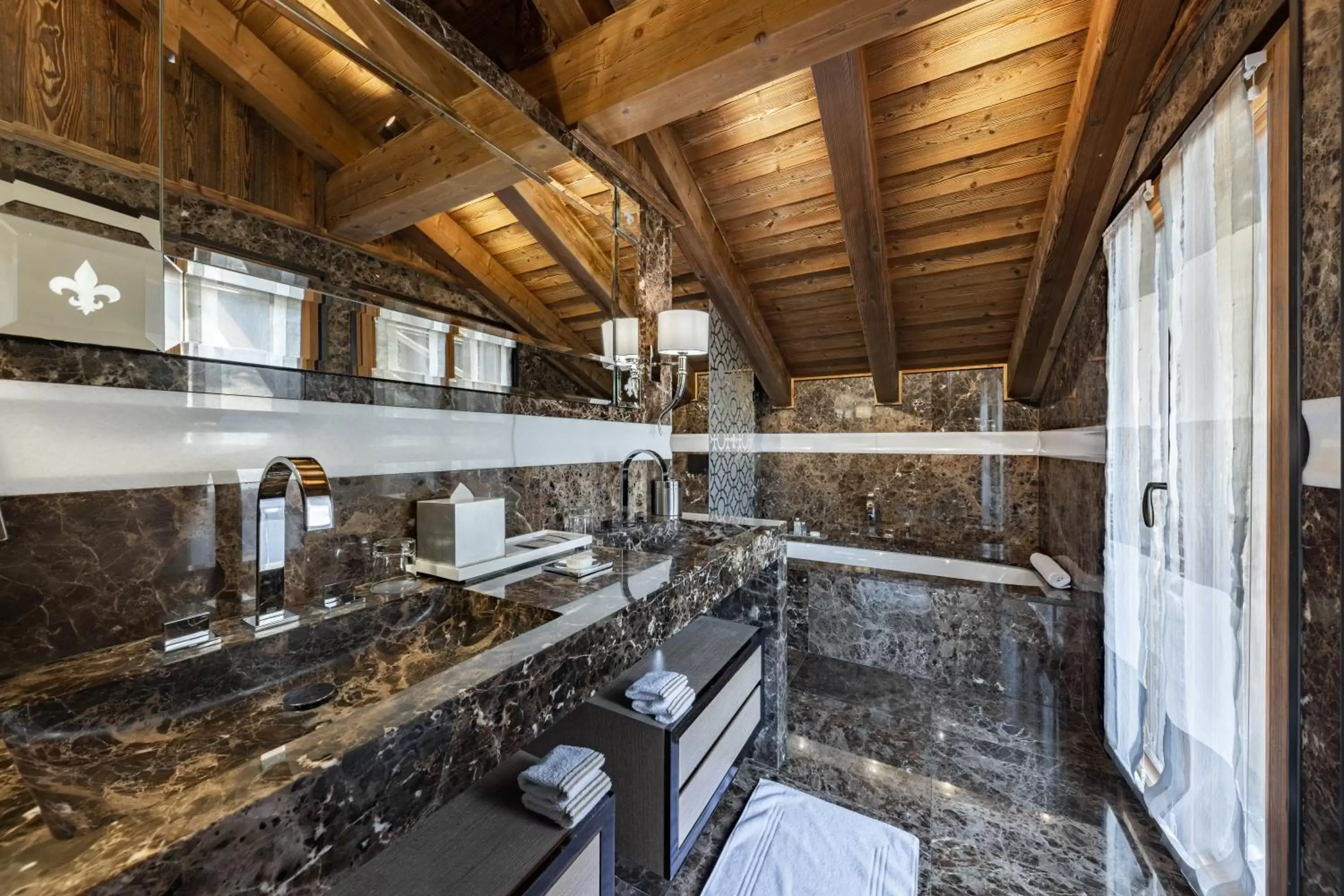 Bathroom, Kitchen/Kitchenette in Ultima Gstaad