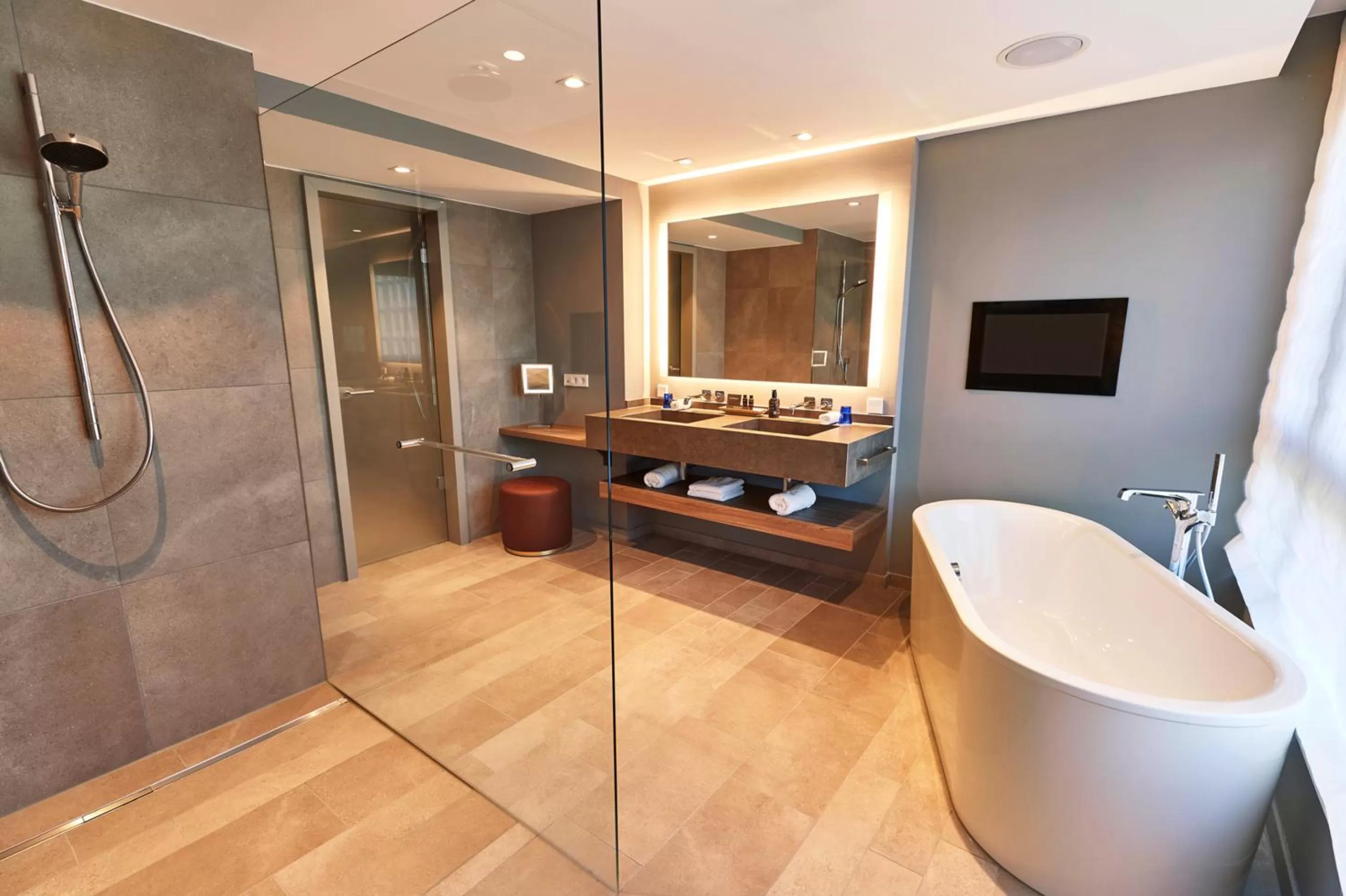 Shower in Steigenberger Hotel Hamburg