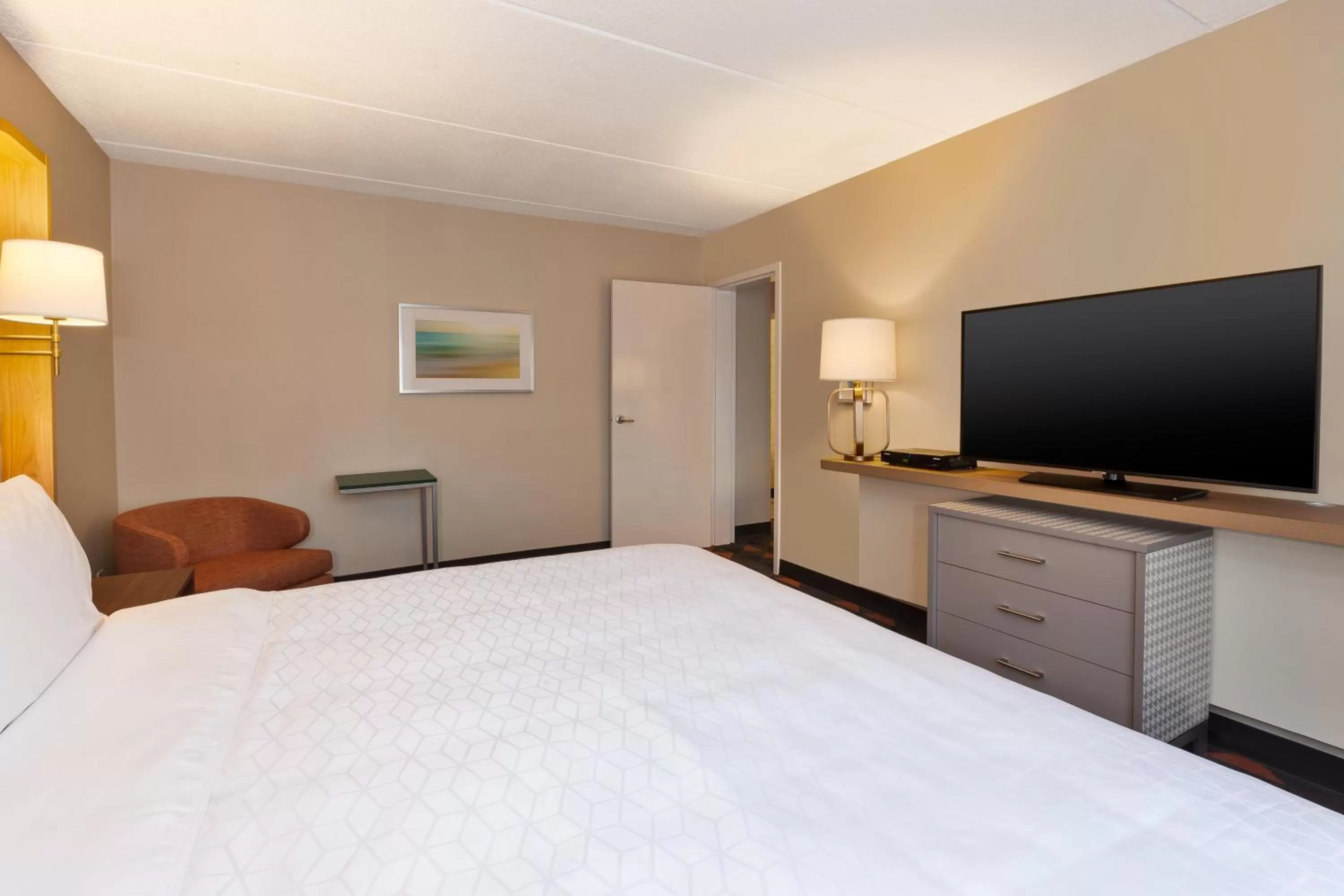 Photo of the whole room, Bed in Holiday Inn Westbury-Long Island by IHG