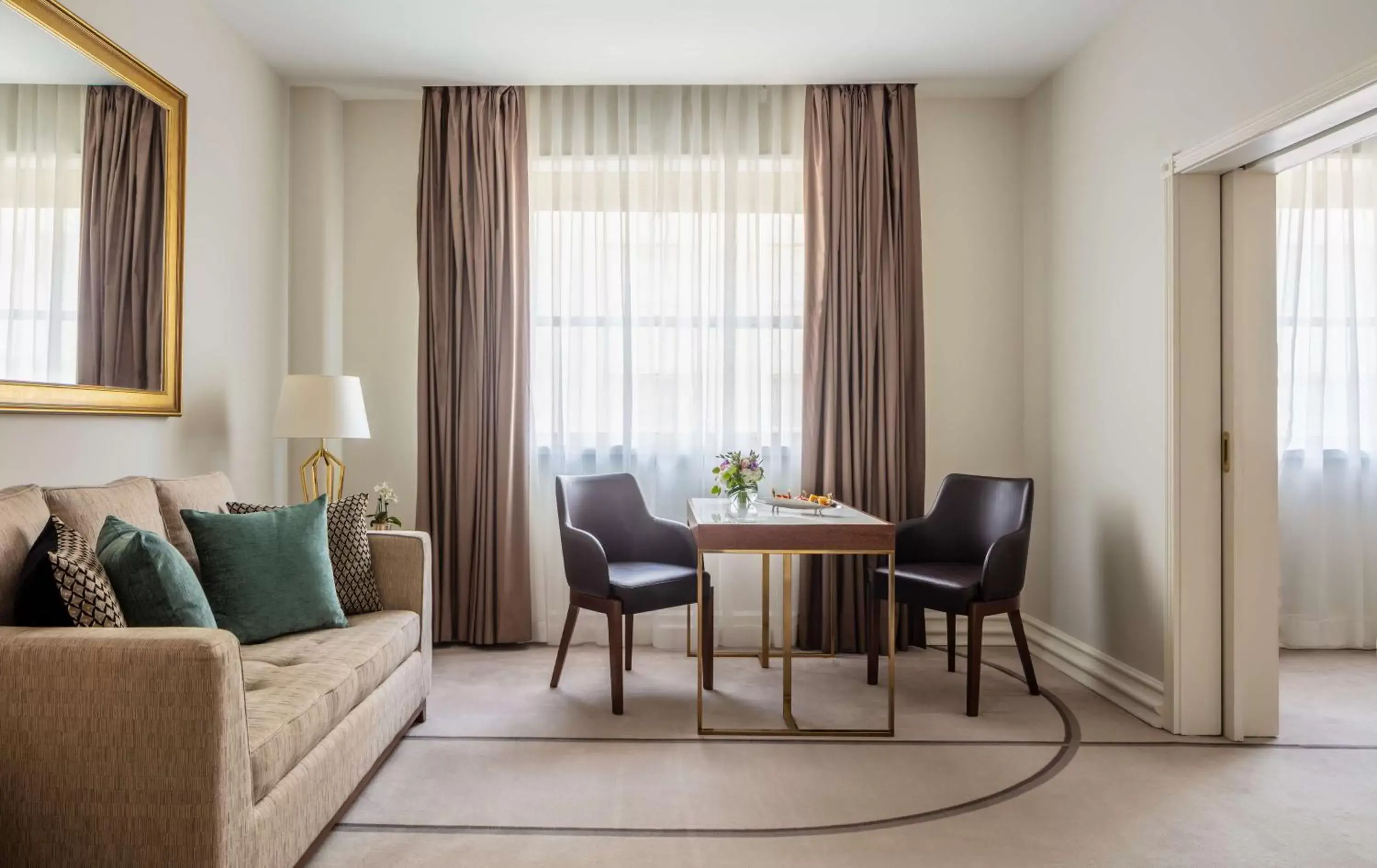 Photo of the whole room, Seating Area in Tivoli Avenida Liberdade Lisboa – A Leading Hotel of the World