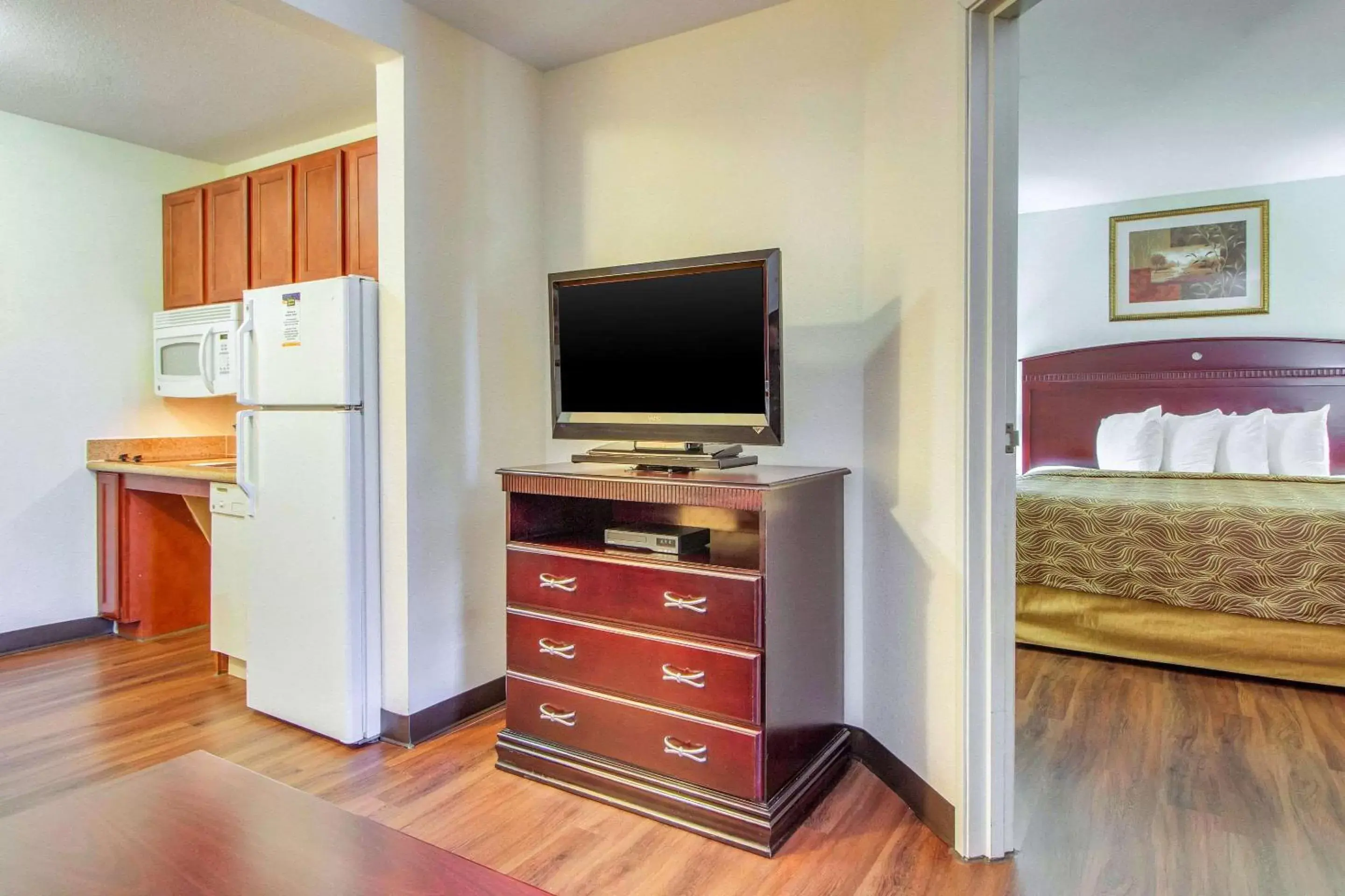 Bedroom, TV/Entertainment Center in MainStay Suites Texas Medical Center/Reliant Park