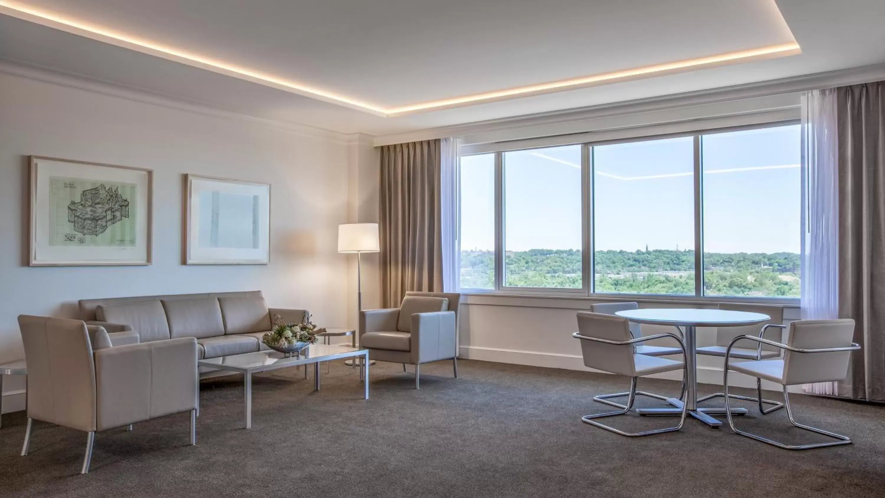 Photo of the whole room, Seating Area in InterContinental Cleveland, an IHG Hotel