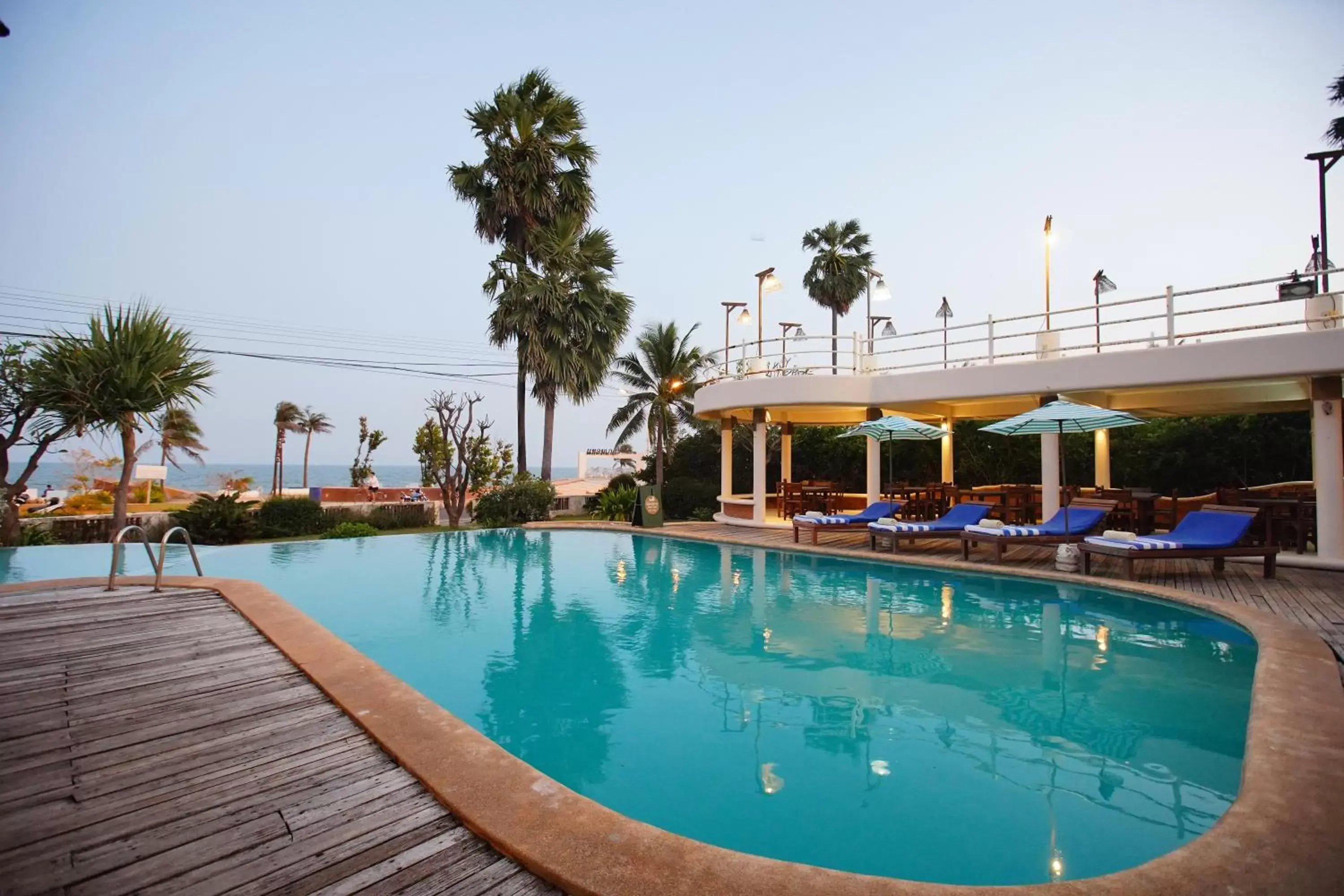 Swimming pool in Tanaosri Resort