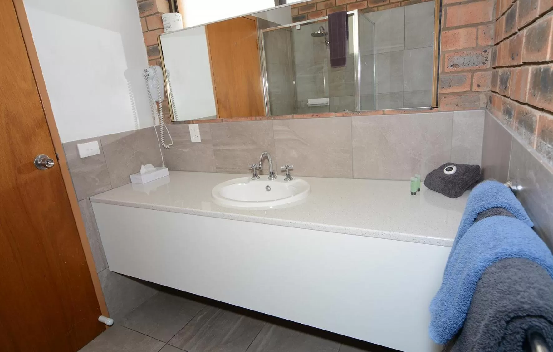 Bathroom in Sandhurst Motor Inn Bendigo