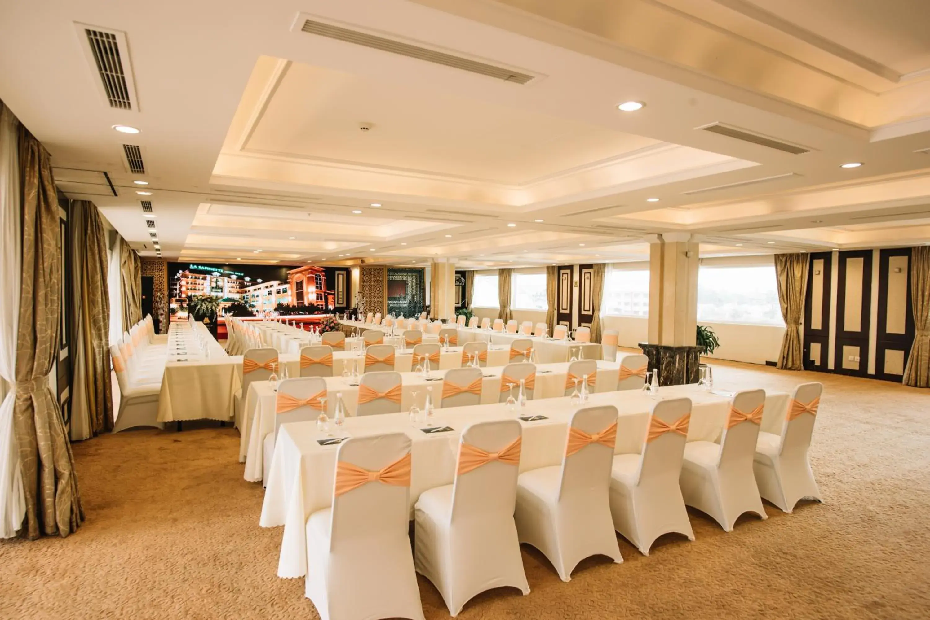 Banquet/Function facilities, Banquet Facilities in La Sapinette Hotel