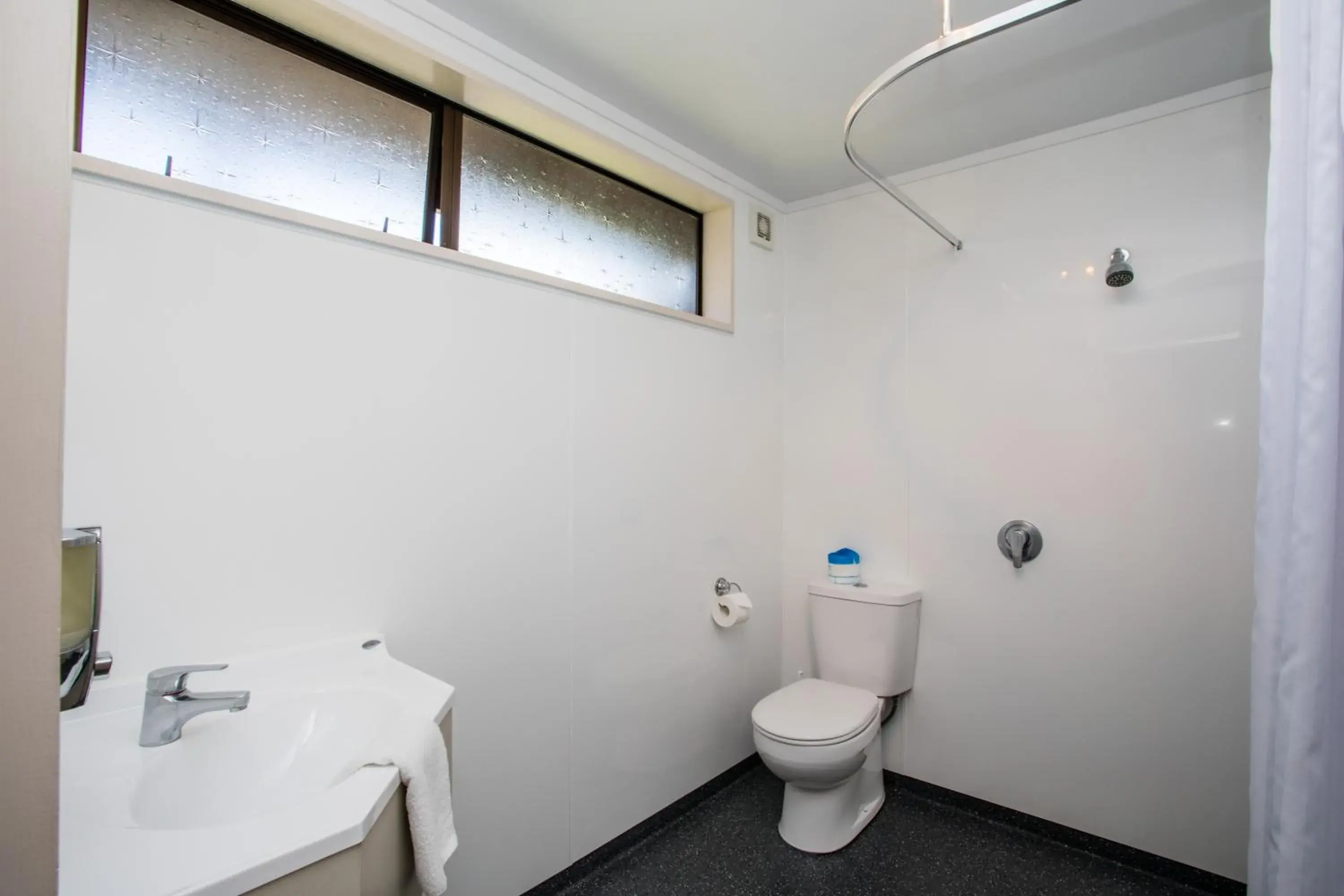 Bathroom in Te Anau Top 10 Holiday Park and Motels