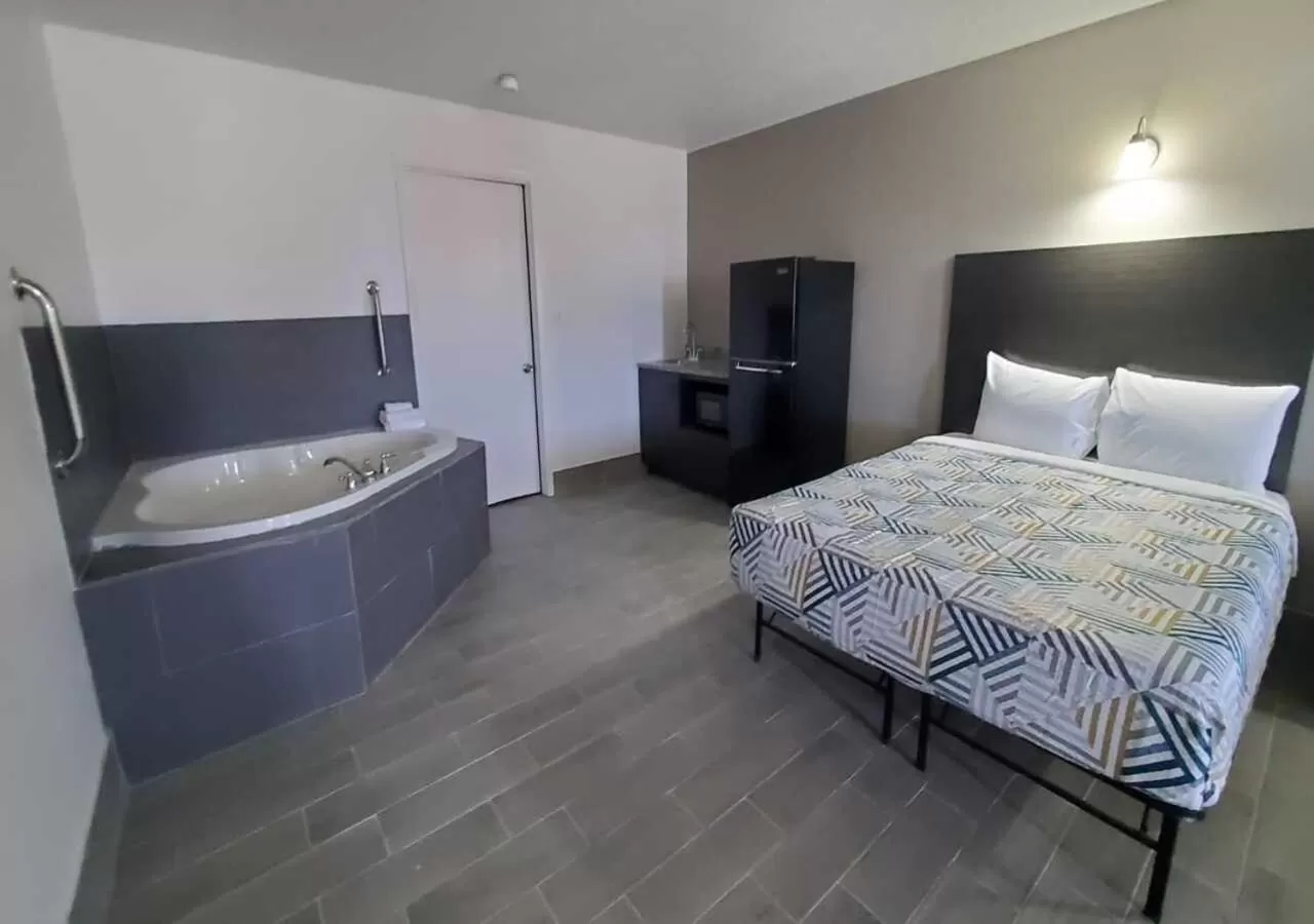 Photo of the whole room, Bed in Crestview Inn