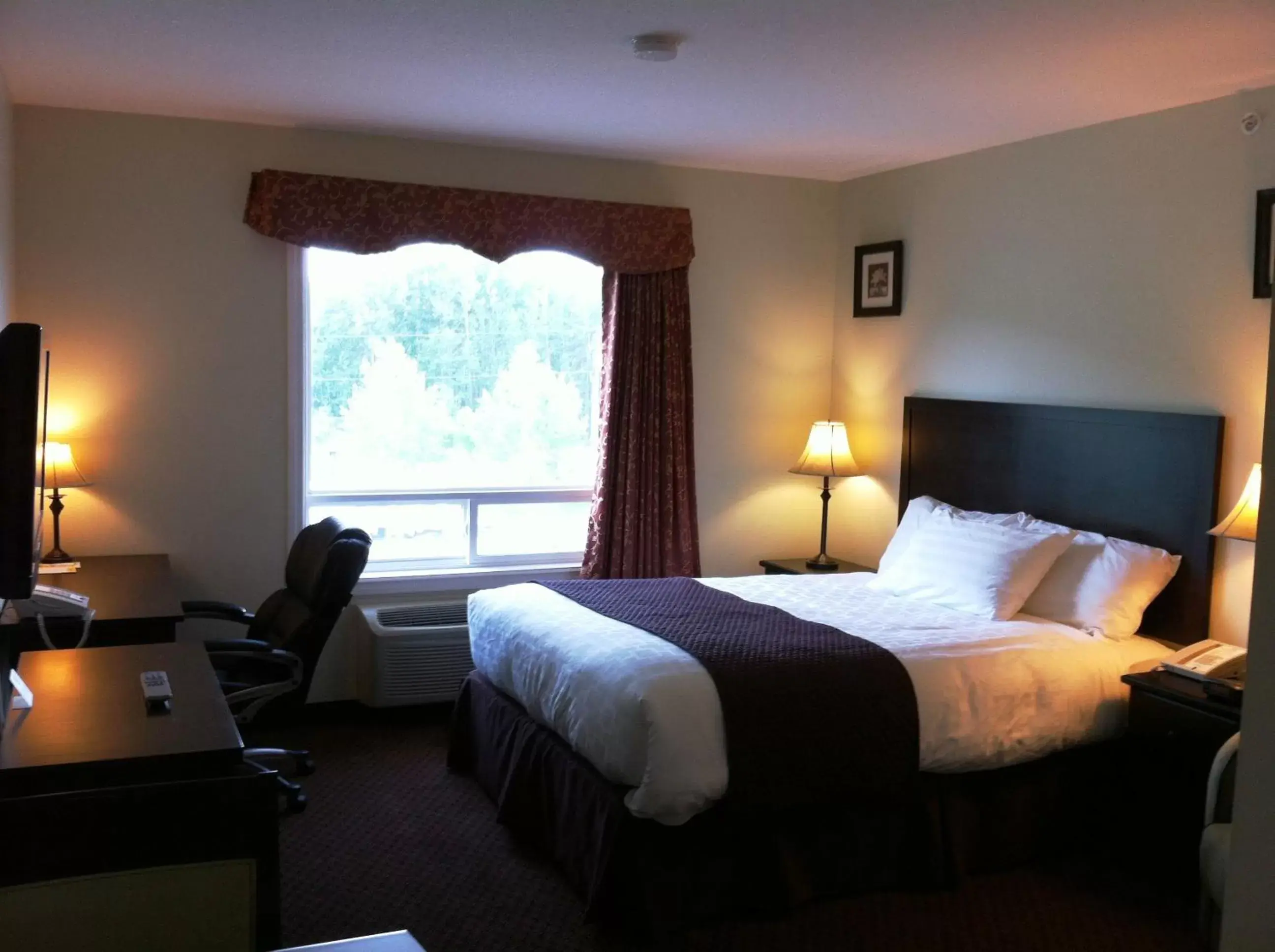 Photo of the whole room, Bed in Days Inn by Wyndham Chetwynd