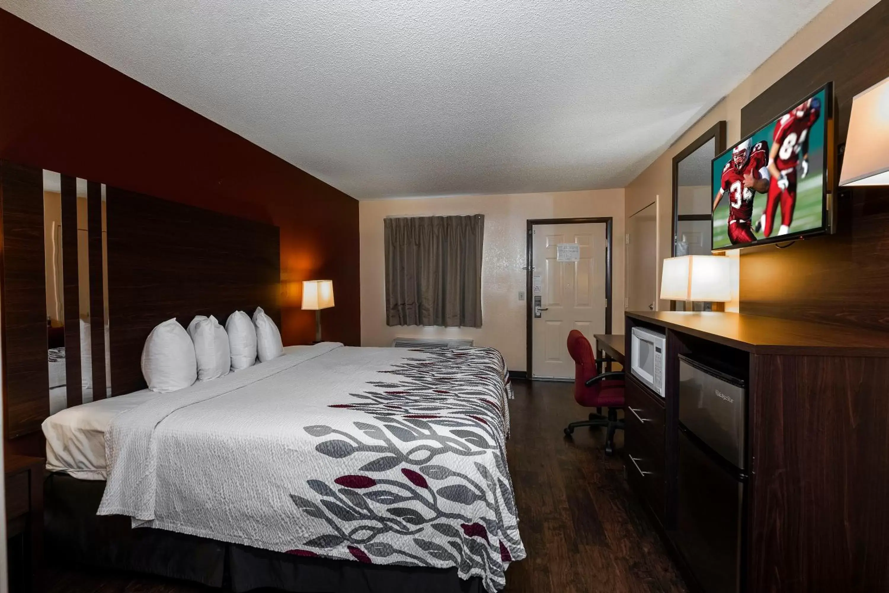 Photo of the whole room, Bed in Red Roof Inn Valdosta - University